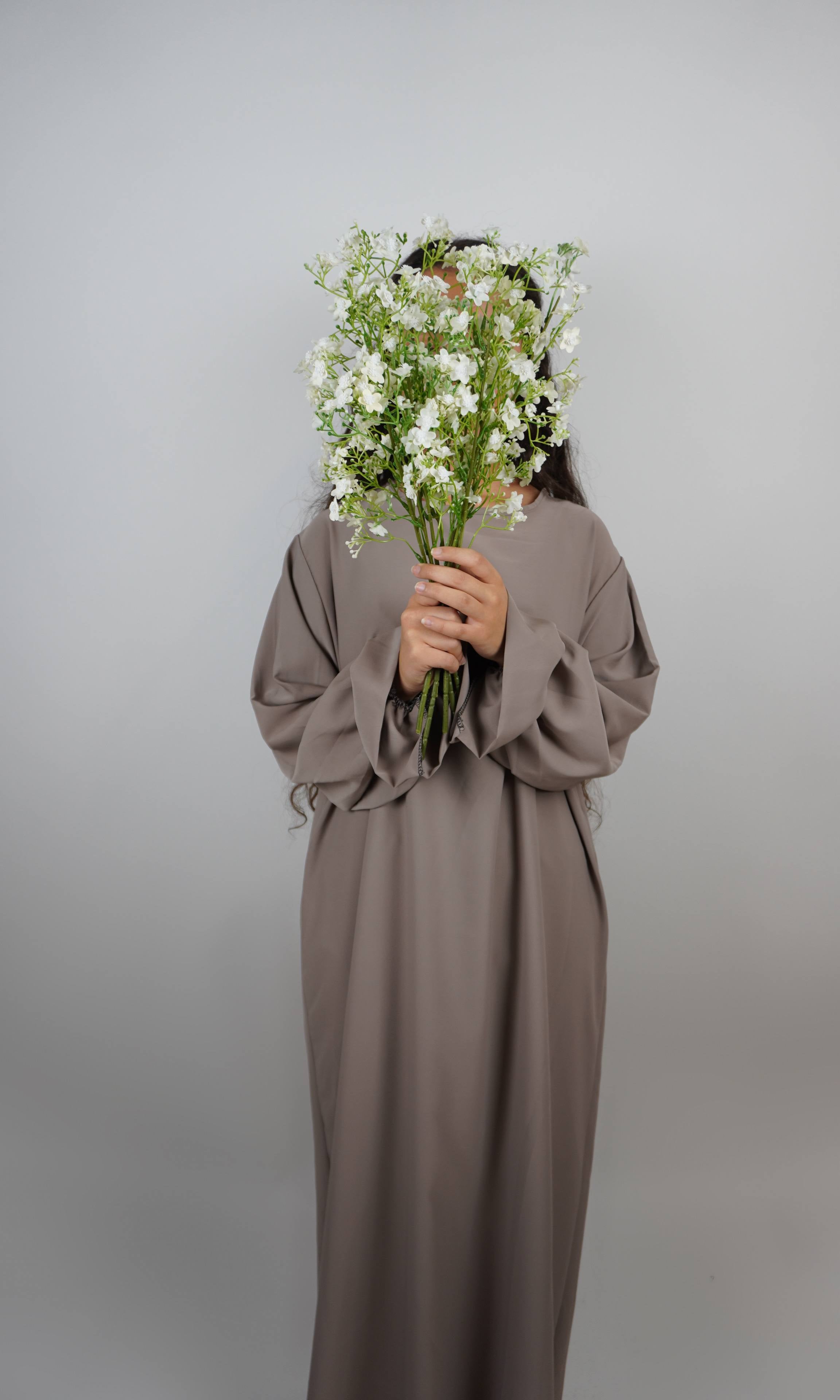 Abaya in taupe aus Medina-Seide mit Rüschenärmeln, Frontansicht.