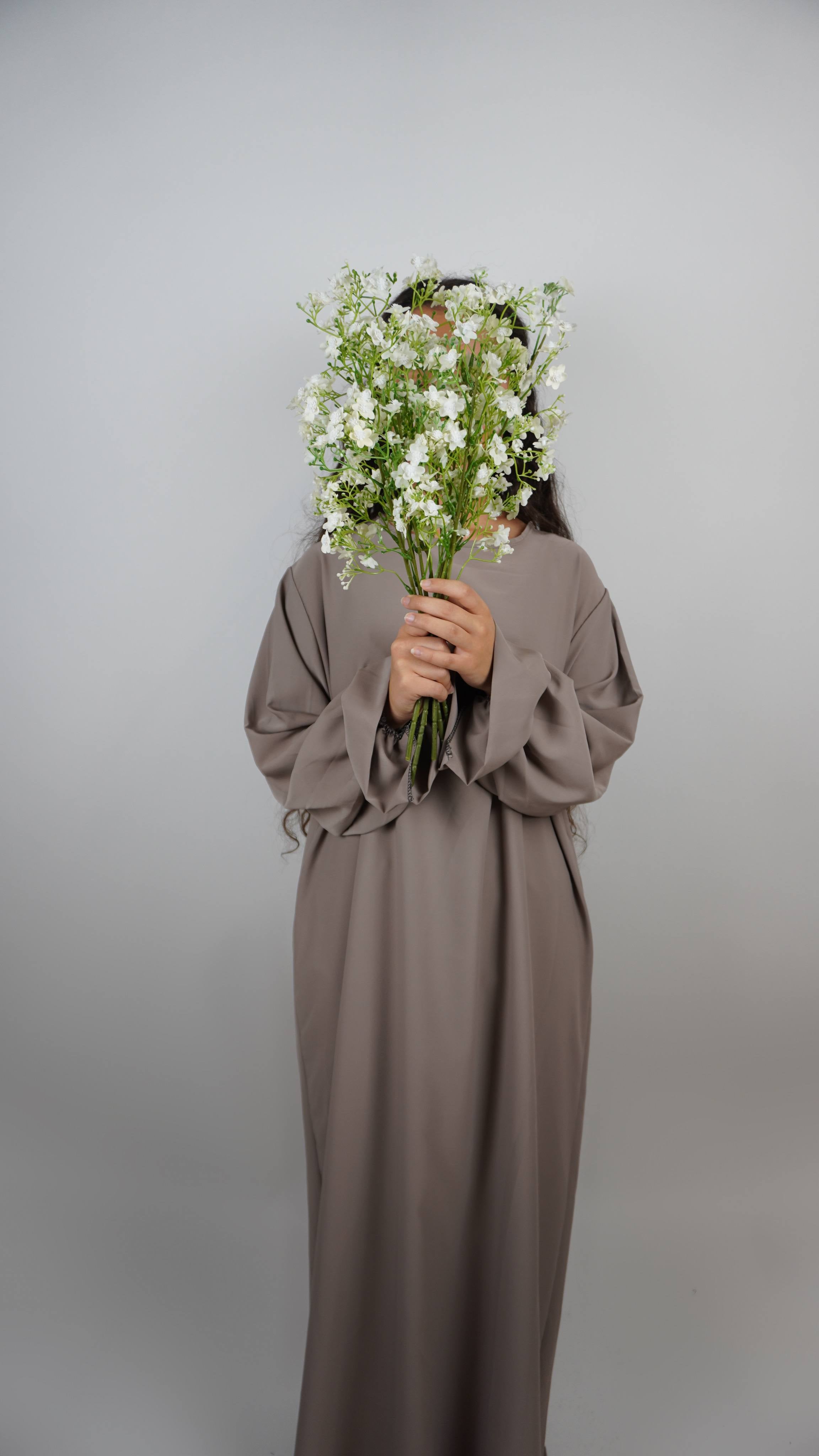 Abaya in taupe aus Medina-Seide mit Rüschenärmeln, Frontansicht.