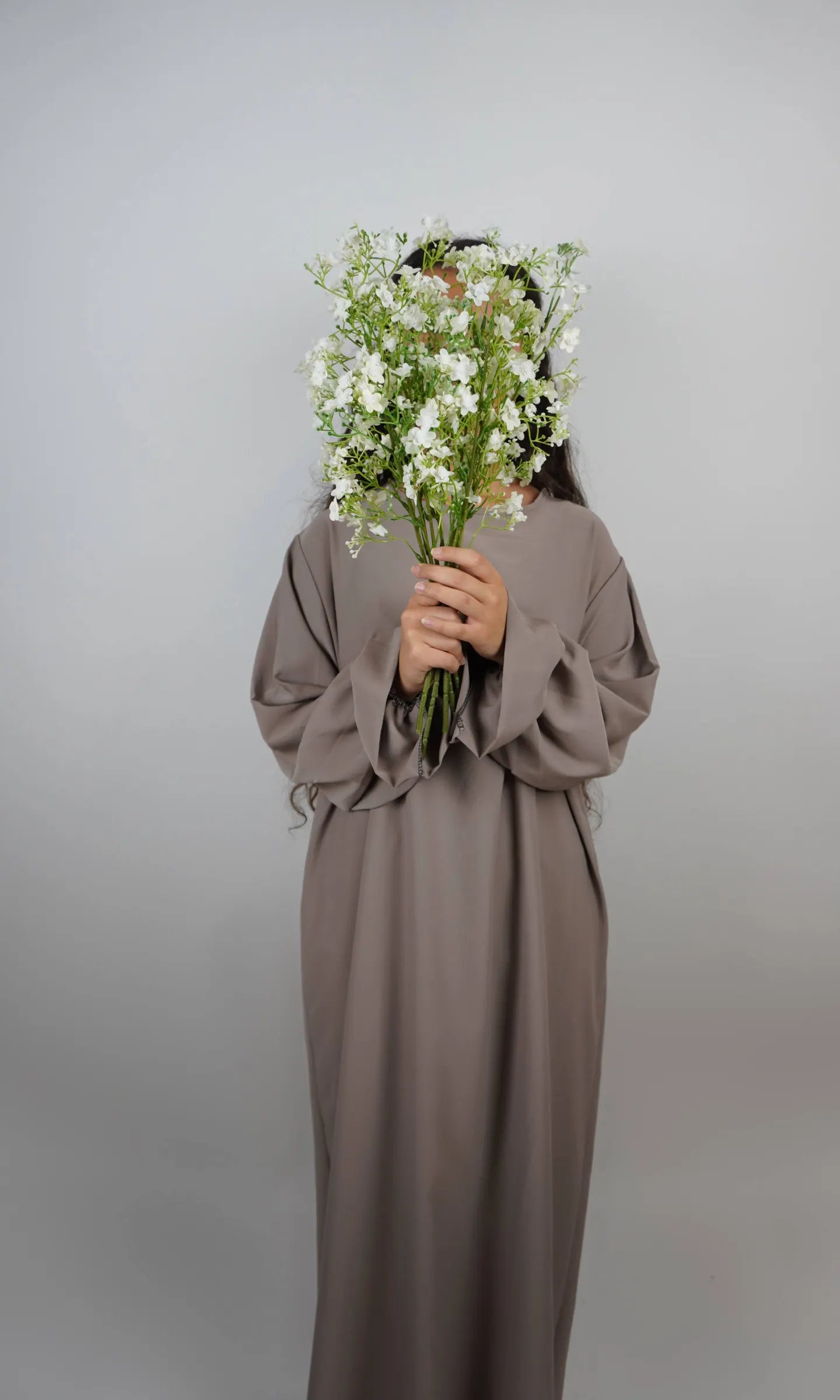 Abaya in taupe aus Medina-Seide mit Rüschenärmeln, Frontansicht.