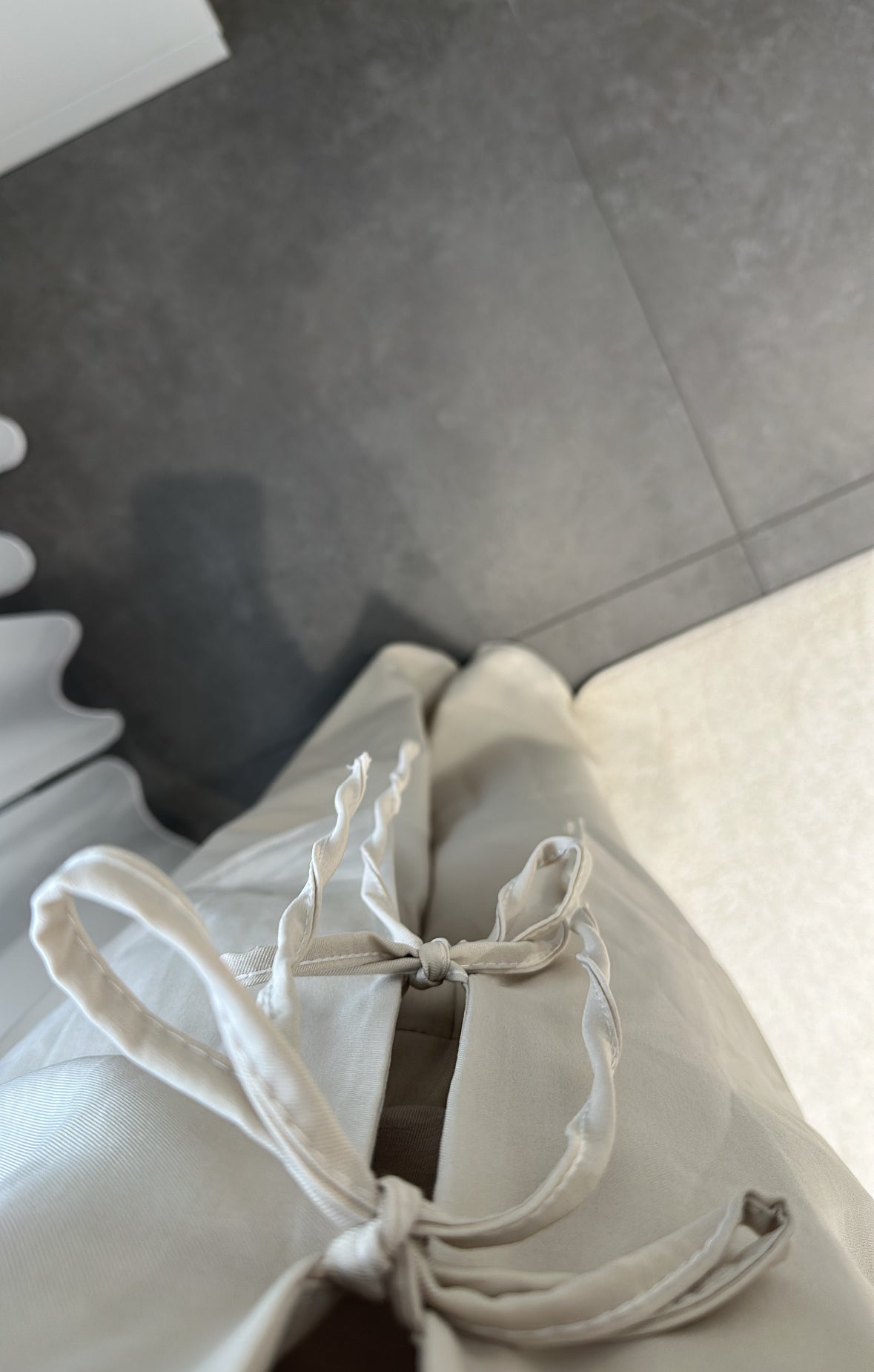 Zweiteiler viskose/polyester/elastan oberteil mit schnürung, hose frontansicht