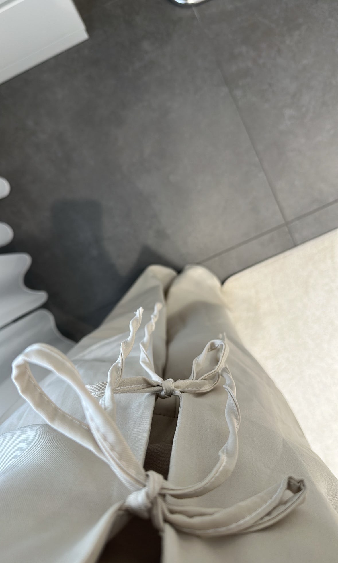 Zweiteiler viskose/polyester/elastan oberteil mit schnürung, hose frontansicht