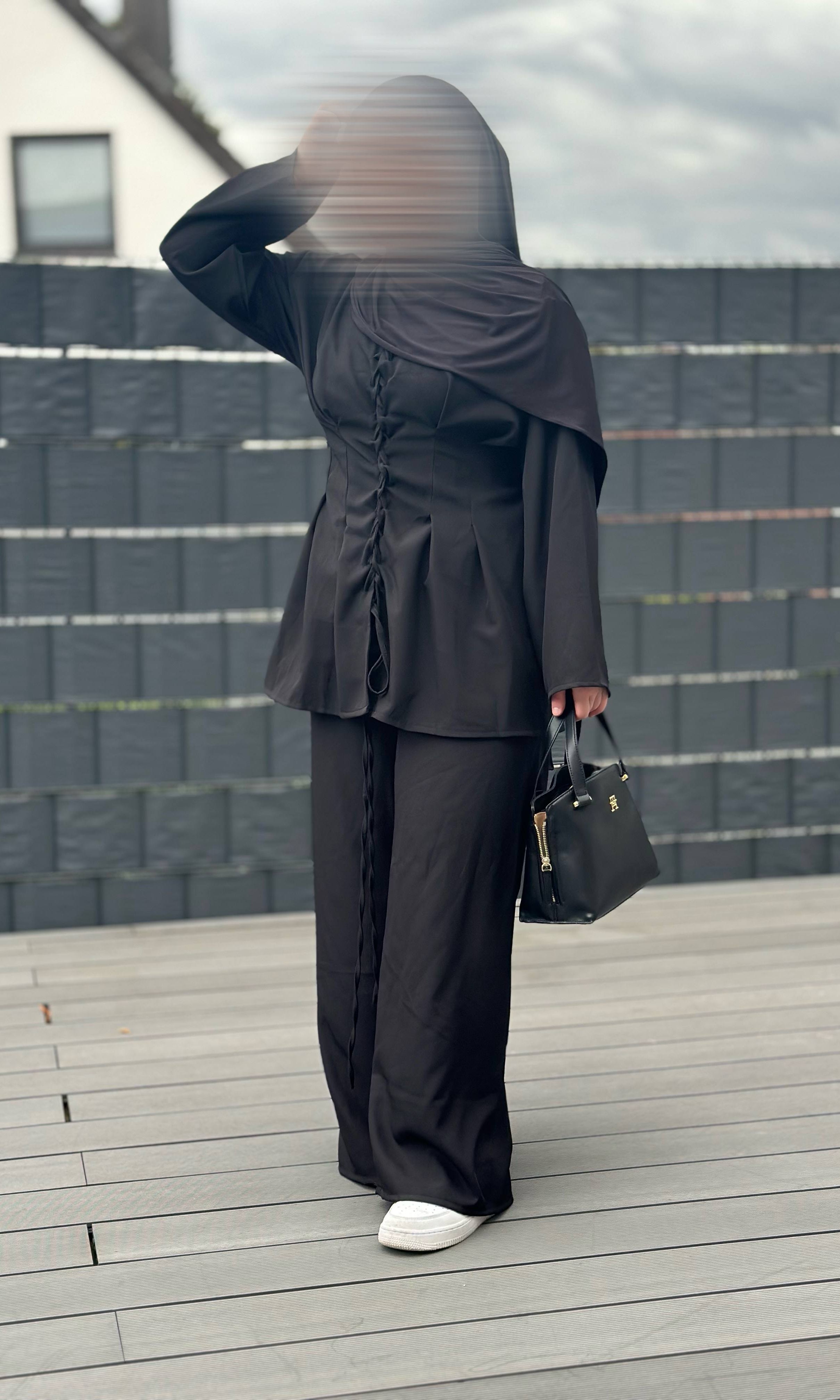 Zweiteiler mit hose, polyester/elastan, schnürung vorne & am rücken, frontansicht, größe 32-40, herbsttauglich