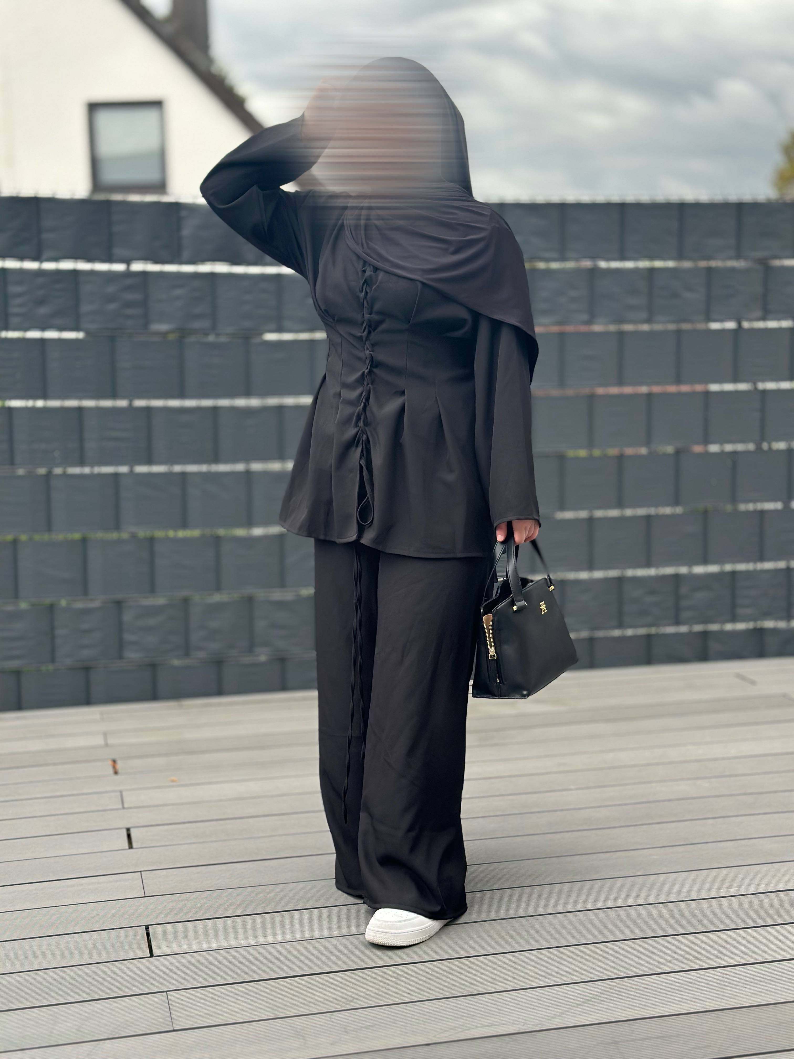 Zweiteiler mit hose, polyester/elastan, schnürung vorne & am rücken, frontansicht, größe 32-40, herbsttauglich