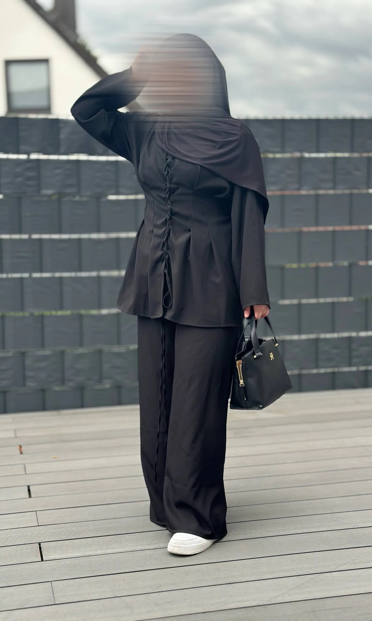 Zweiteiler mit hose, polyester/elastan, schnürung vorne & am rücken, frontansicht, größe 32-40, herbsttauglich