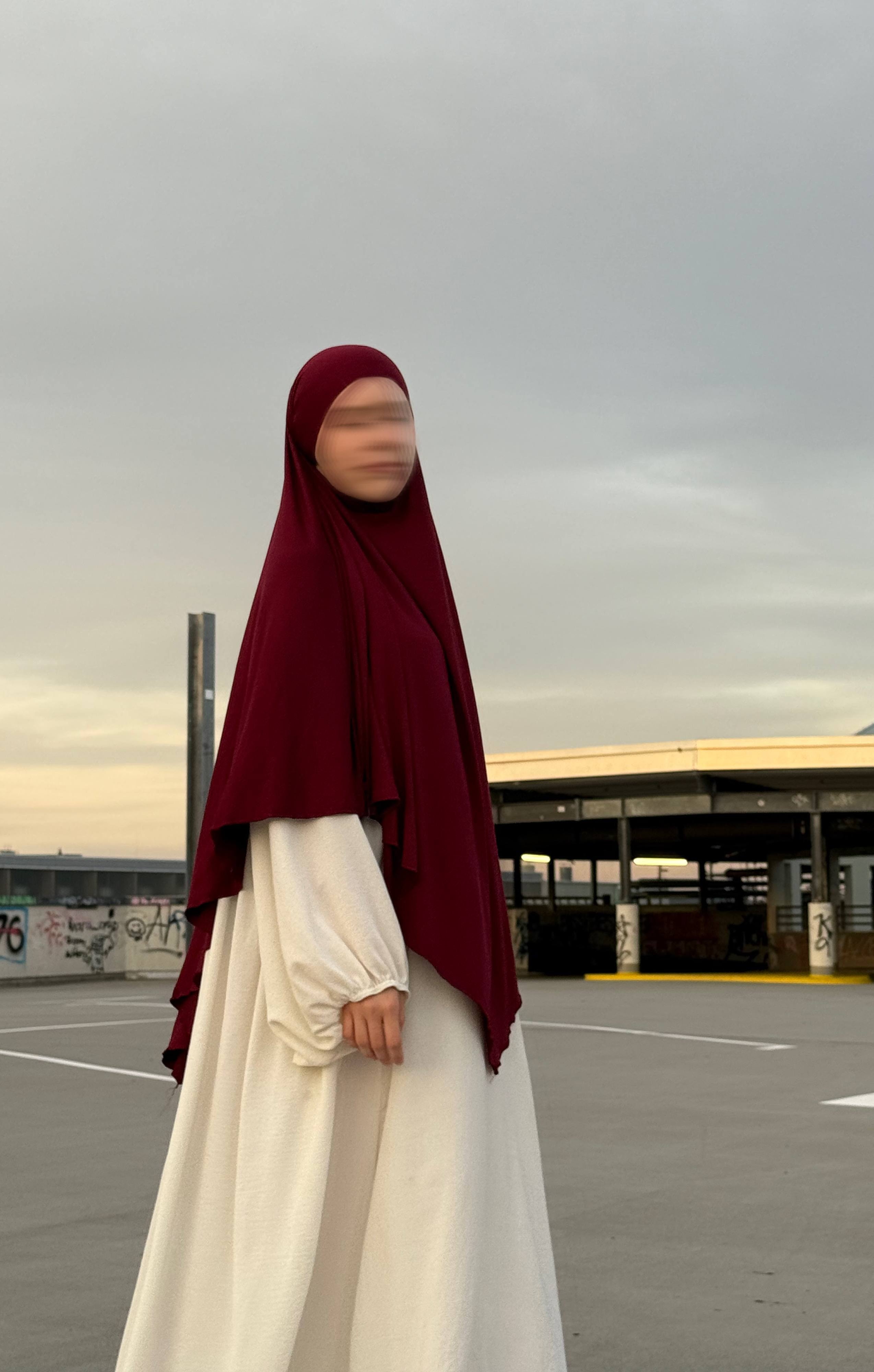 Jersey Khimar in weinrot (Viskose-Elastan), seitliche Ansicht an stehender Person.