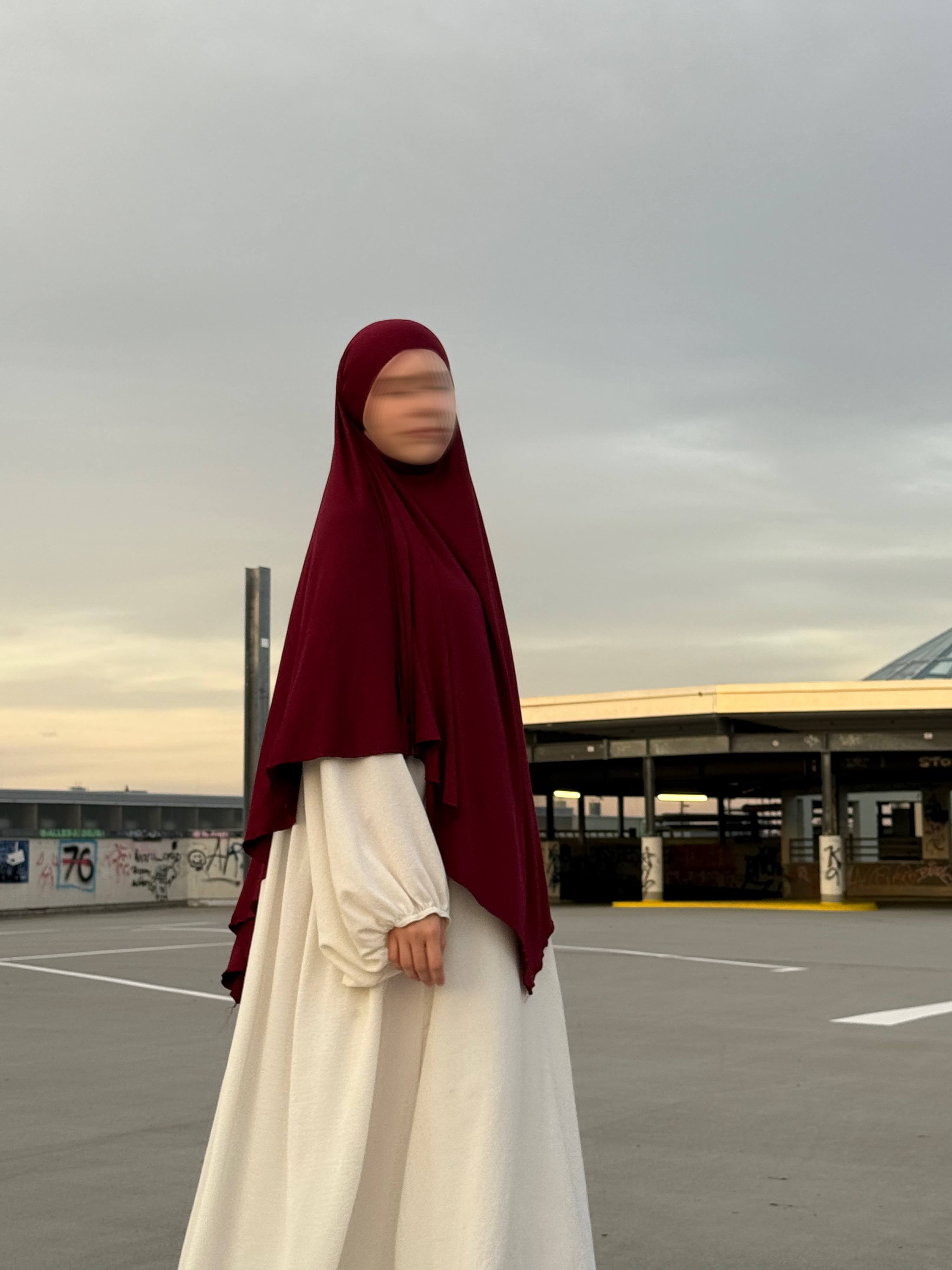 Jersey Khimar in weinrot (Viskose-Elastan), seitliche Ansicht an stehender Person.