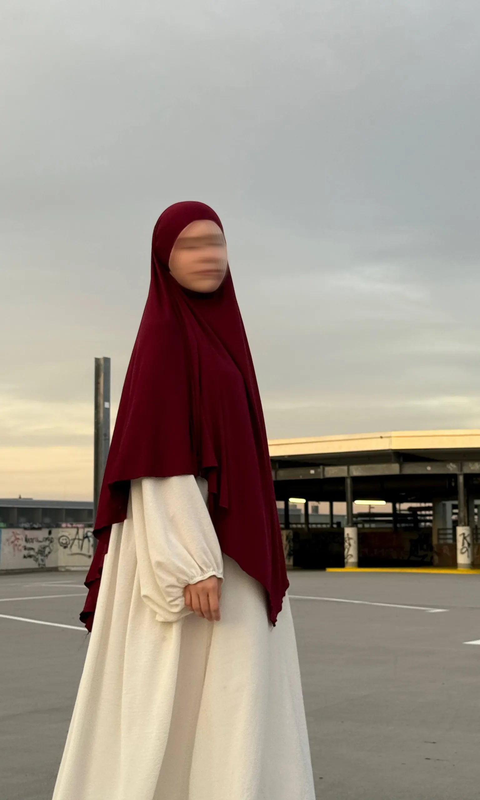 Jersey Khimar in weinrot (Viskose-Elastan), seitliche Ansicht an stehender Person.