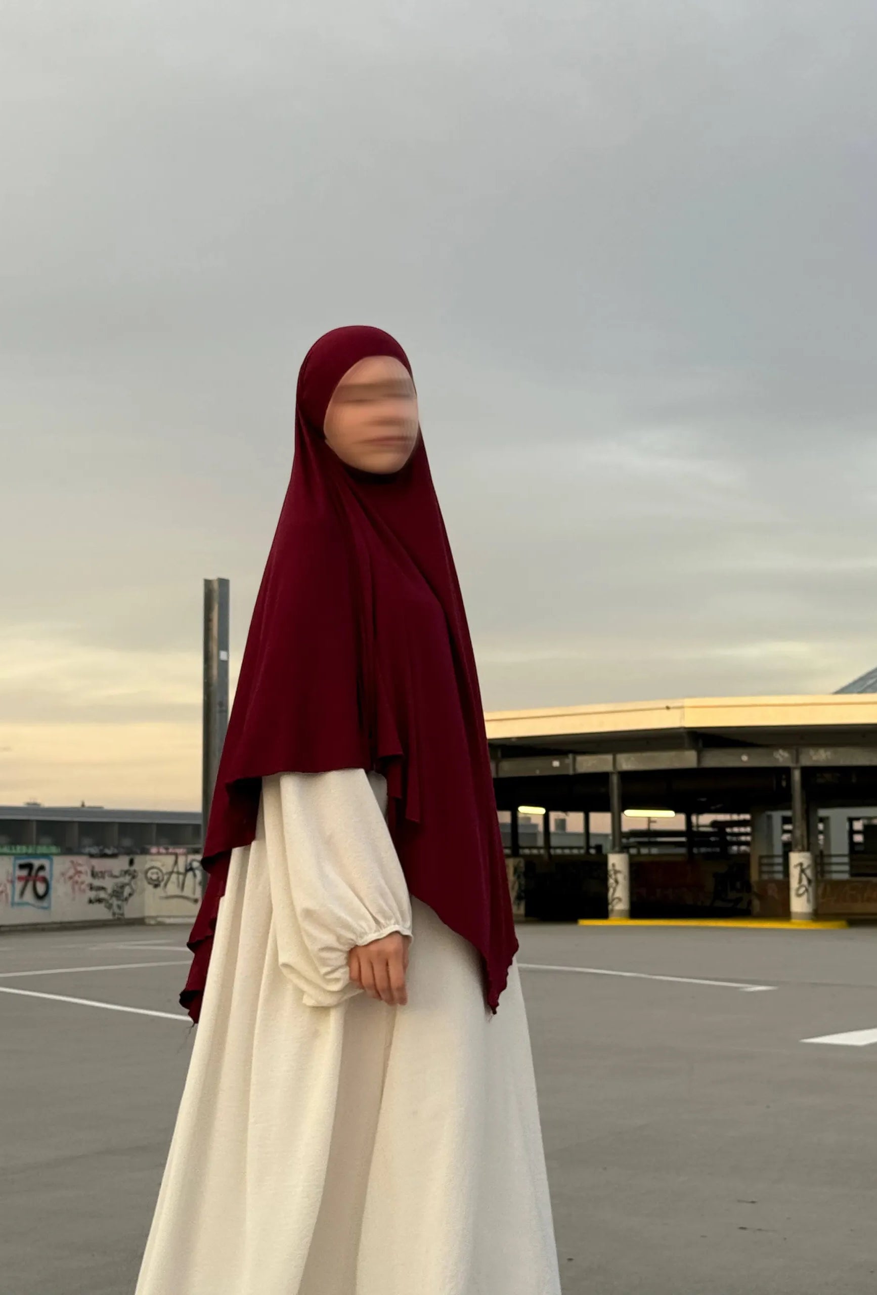 Jersey Khimar in weinrot (Viskose-Elastan), seitliche Ansicht an stehender Person.