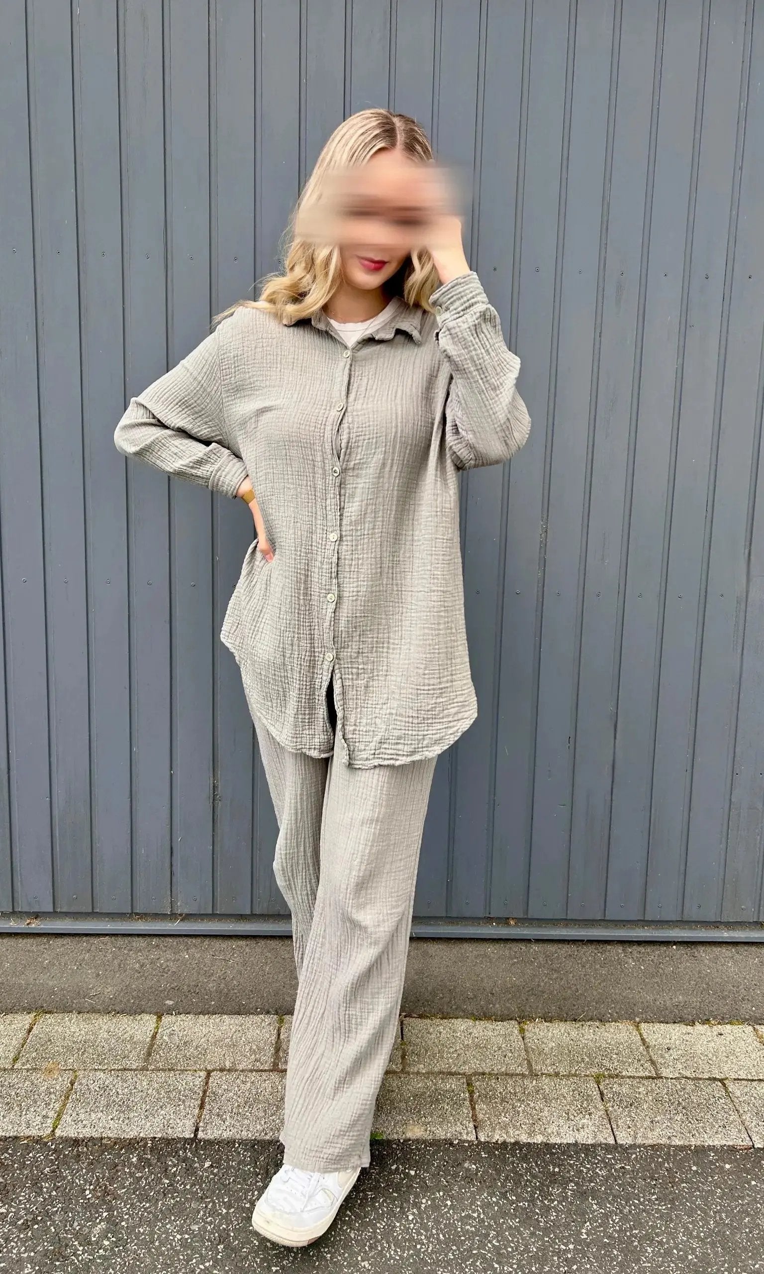 Hellgrauer Musselin-Zweiteiler aus 100% Baumwolle mit Knopfbluse und weiter Hose, Vorderansicht