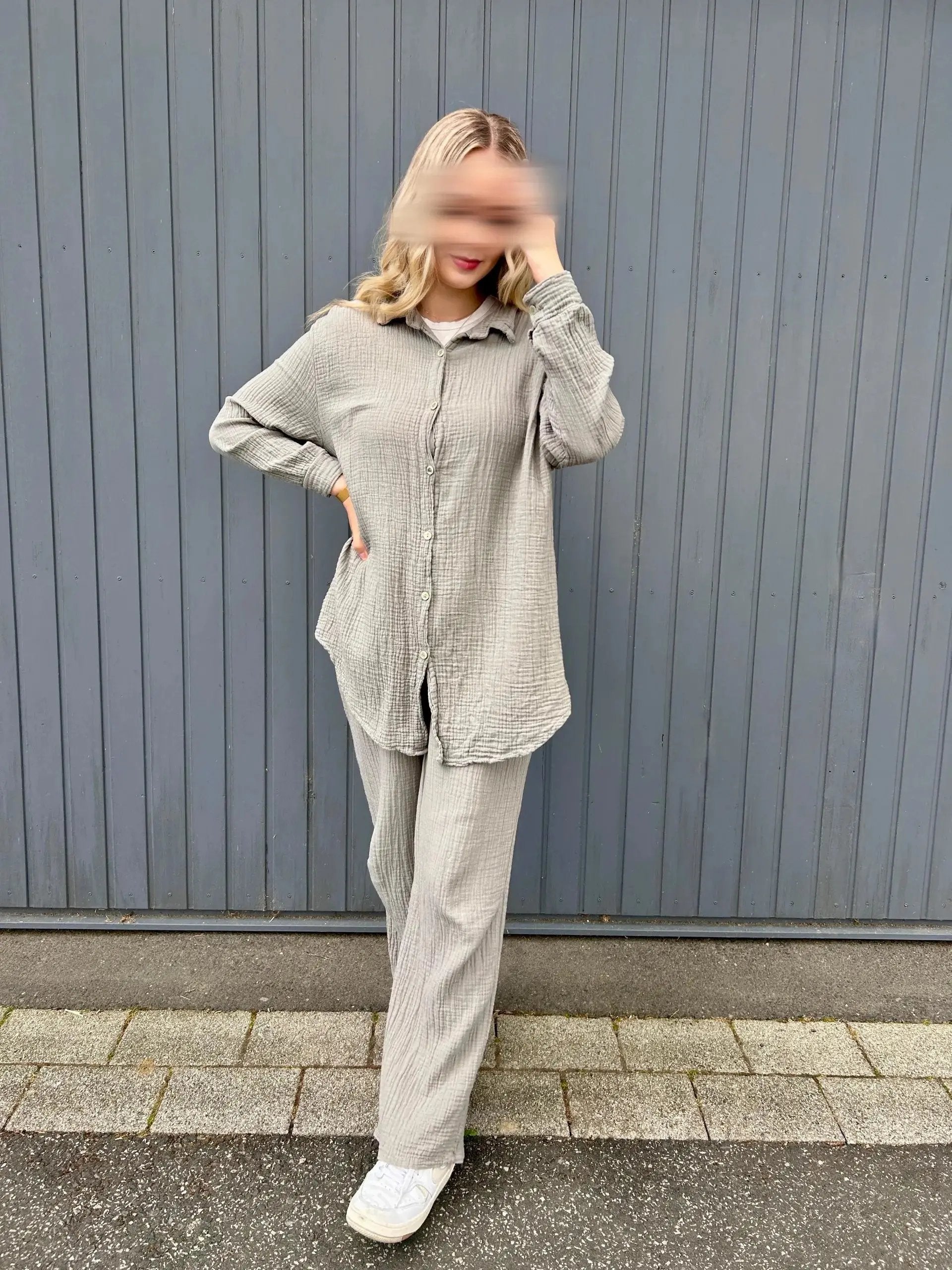 Hellgrauer Musselin-Zweiteiler aus 100% Baumwolle mit Knopfbluse und weiter Hose, Vorderansicht