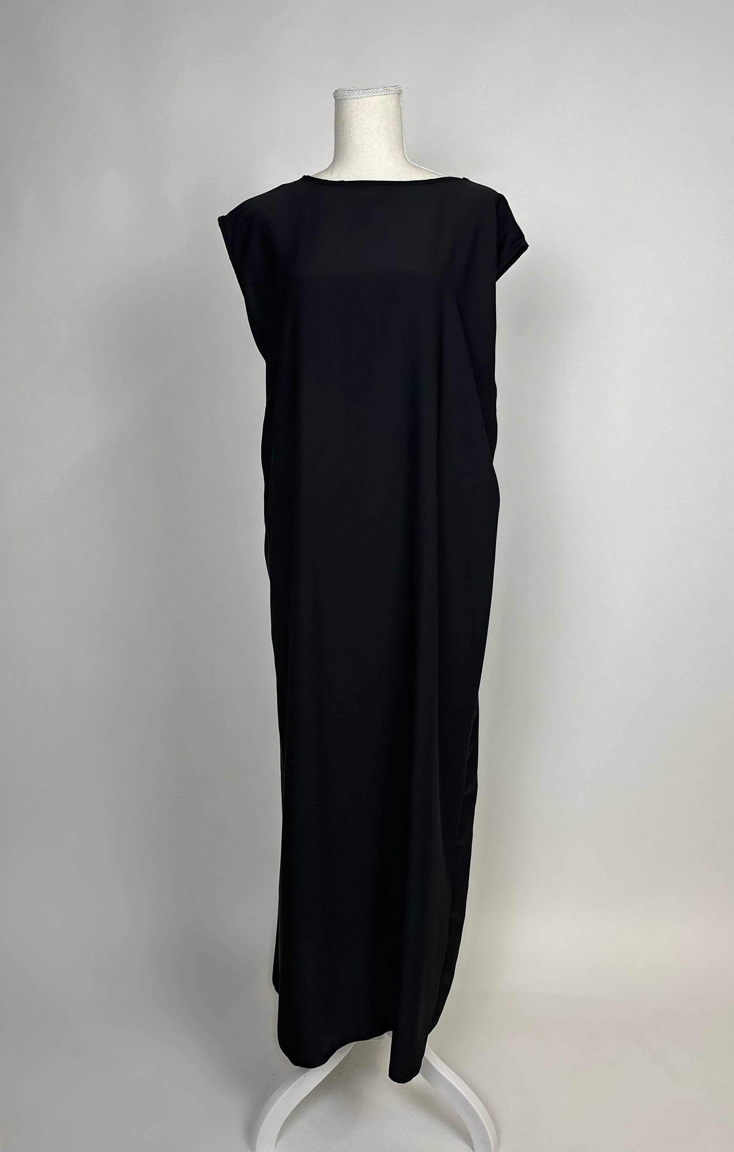 Schwarzes Unterkleid aus Medina-Seide für Open Abaya zeigt sich ärmellos und knöchellang, Vorderansicht