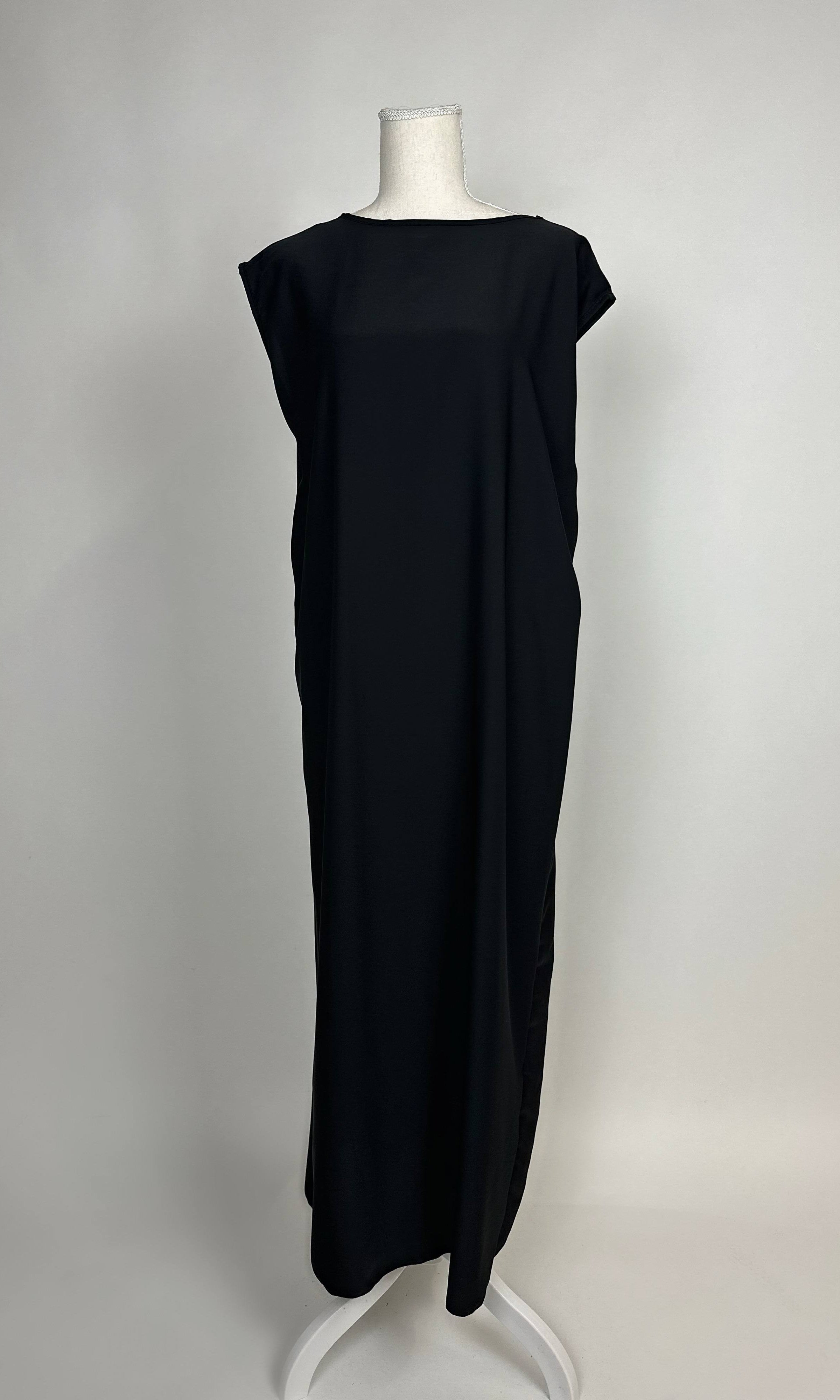 Schwarzes Unterkleid aus Medina-Seide für Open Abaya zeigt sich ärmellos und knöchellang, Vorderansicht