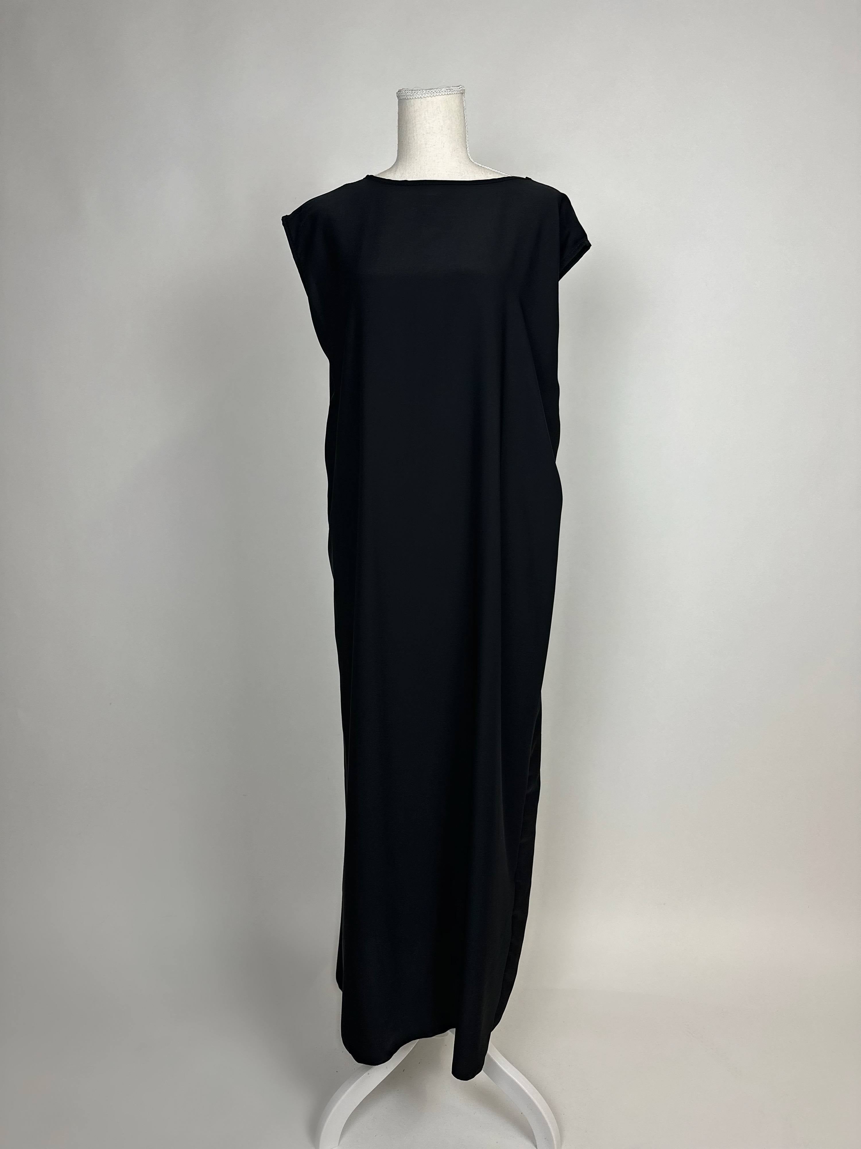 Schwarzes Unterkleid aus Medina-Seide für Open Abaya zeigt sich ärmellos und knöchellang, Vorderansicht