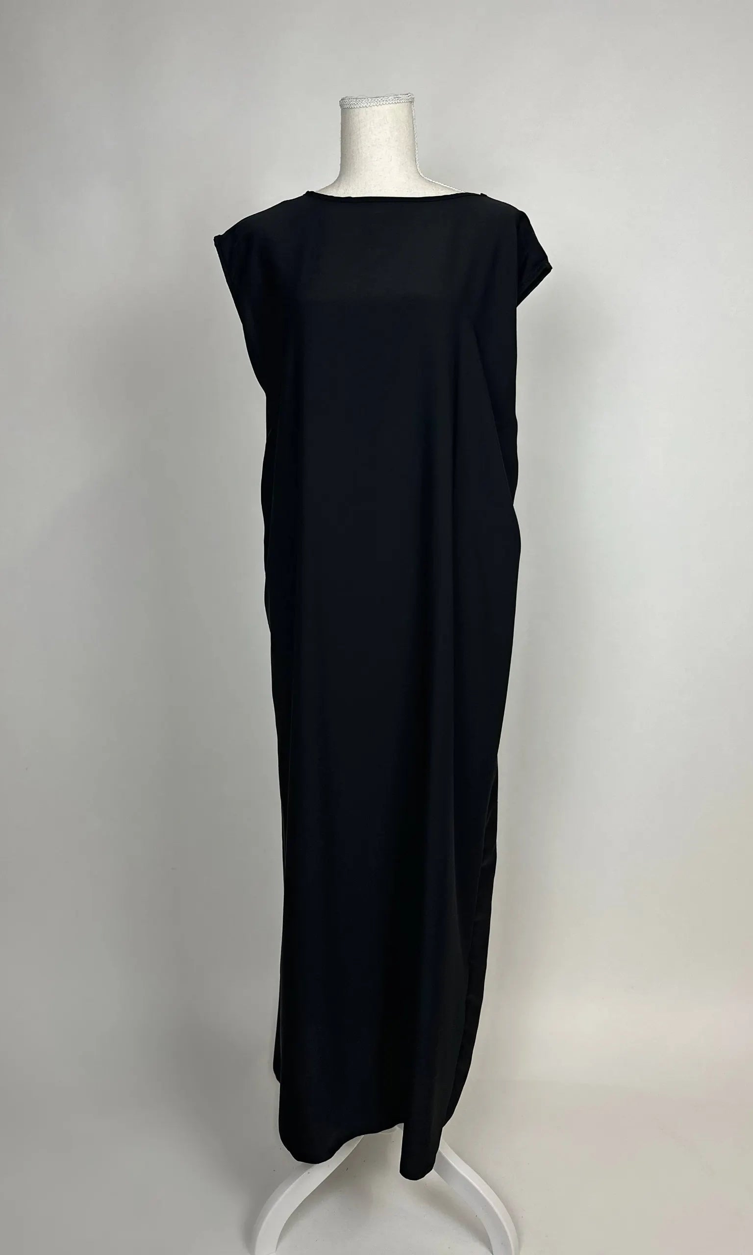 Schwarzes Unterkleid aus Medina-Seide für Open Abaya zeigt sich ärmellos und knöchellang, Vorderansicht