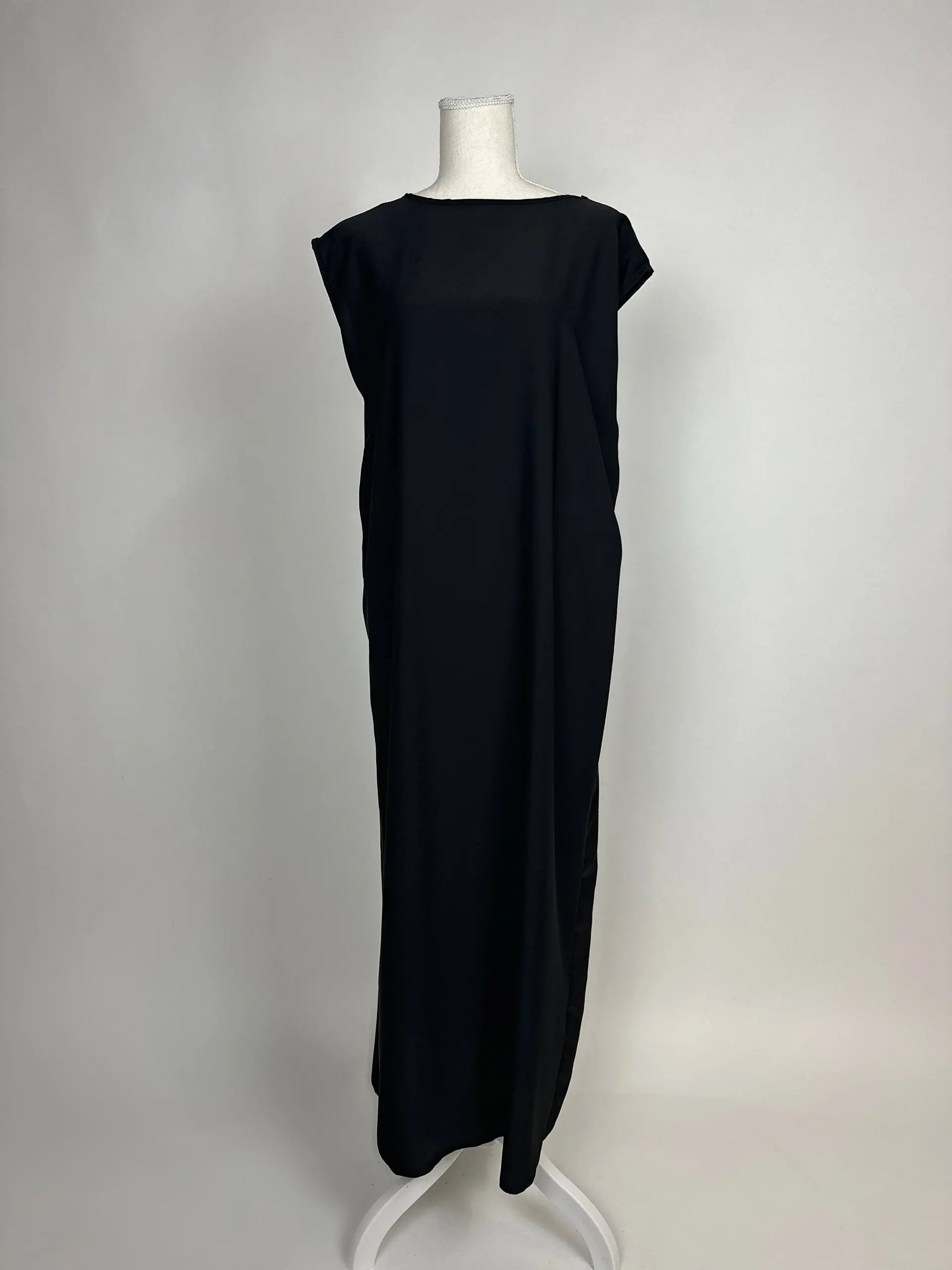 Schwarzes Unterkleid aus Medina-Seide für Open Abaya zeigt sich ärmellos und knöchellang, Vorderansicht