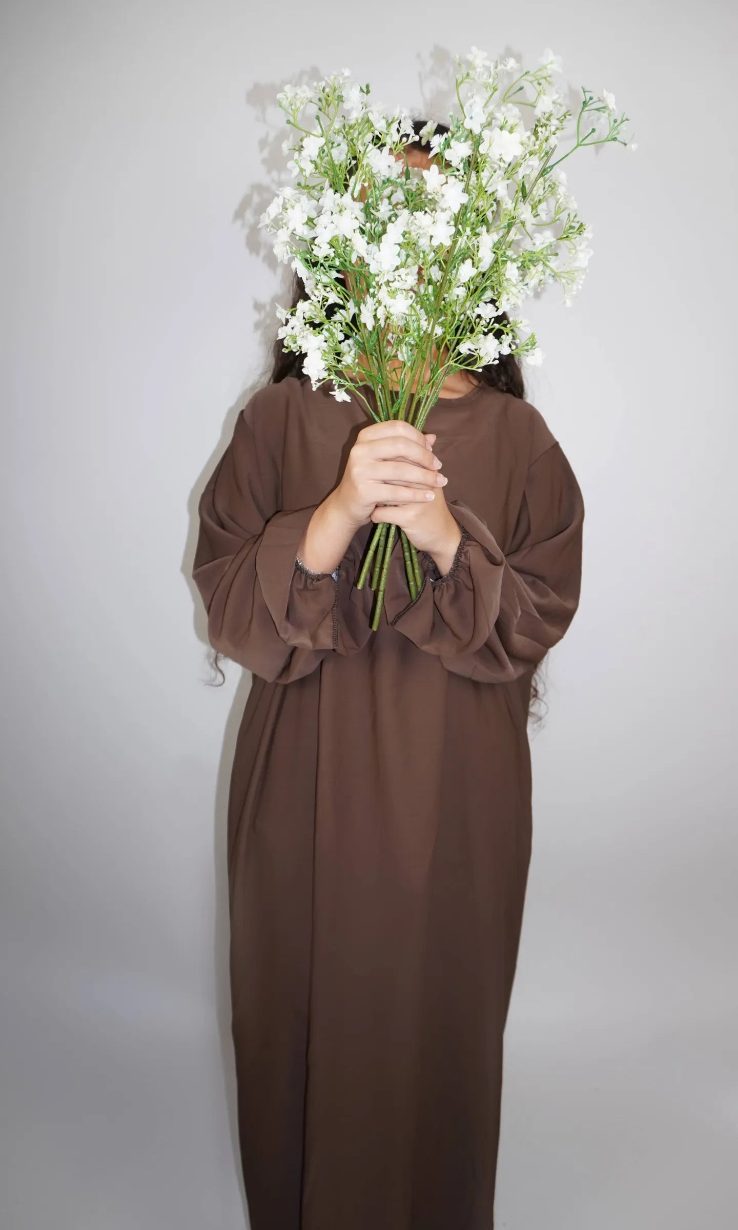 Abaya in braun aus Medina-Seide mit Rüschenärmeln, Frontansicht