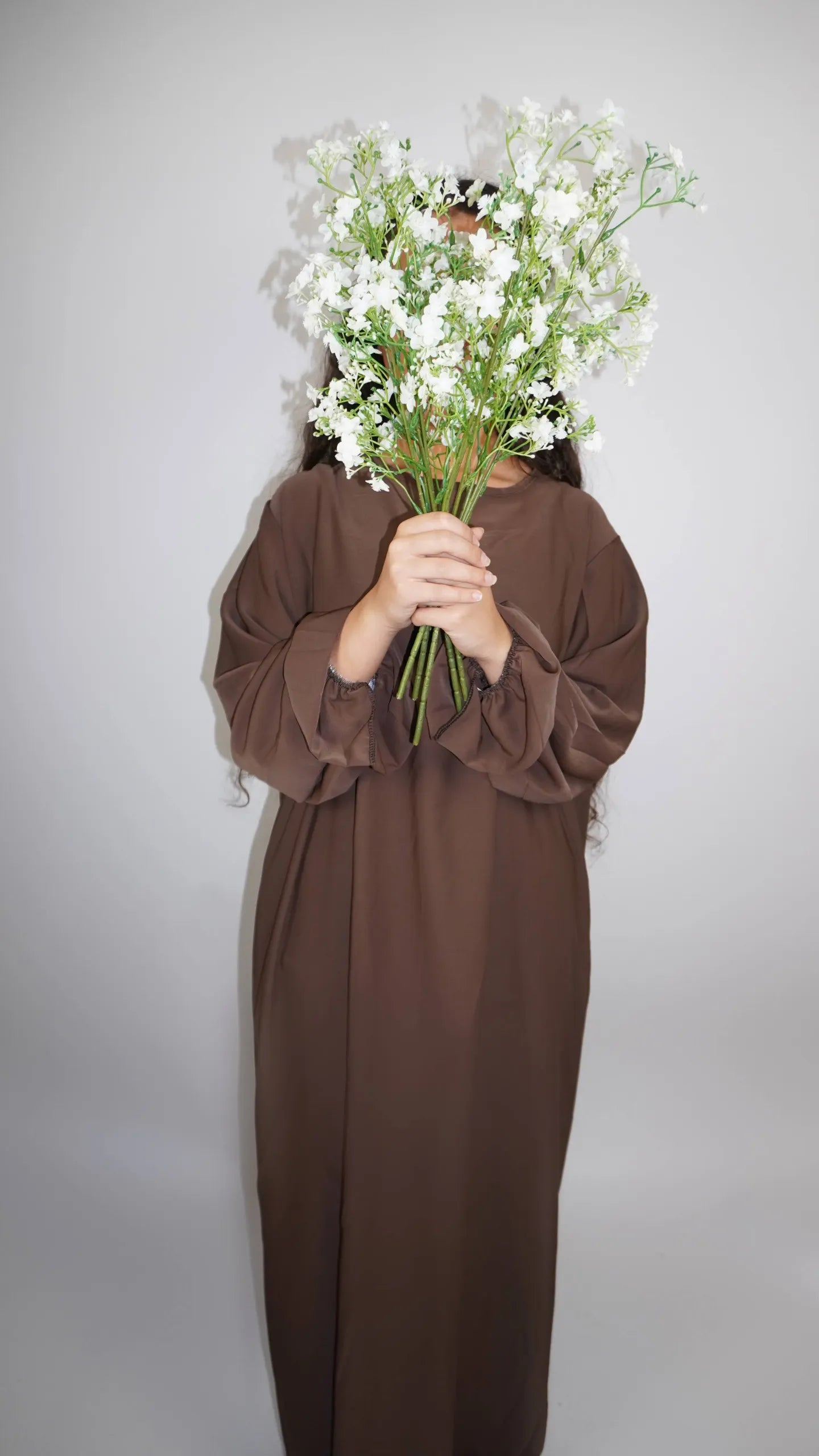 Abaya in braun aus Medina-Seide mit Rüschenärmeln, Frontansicht