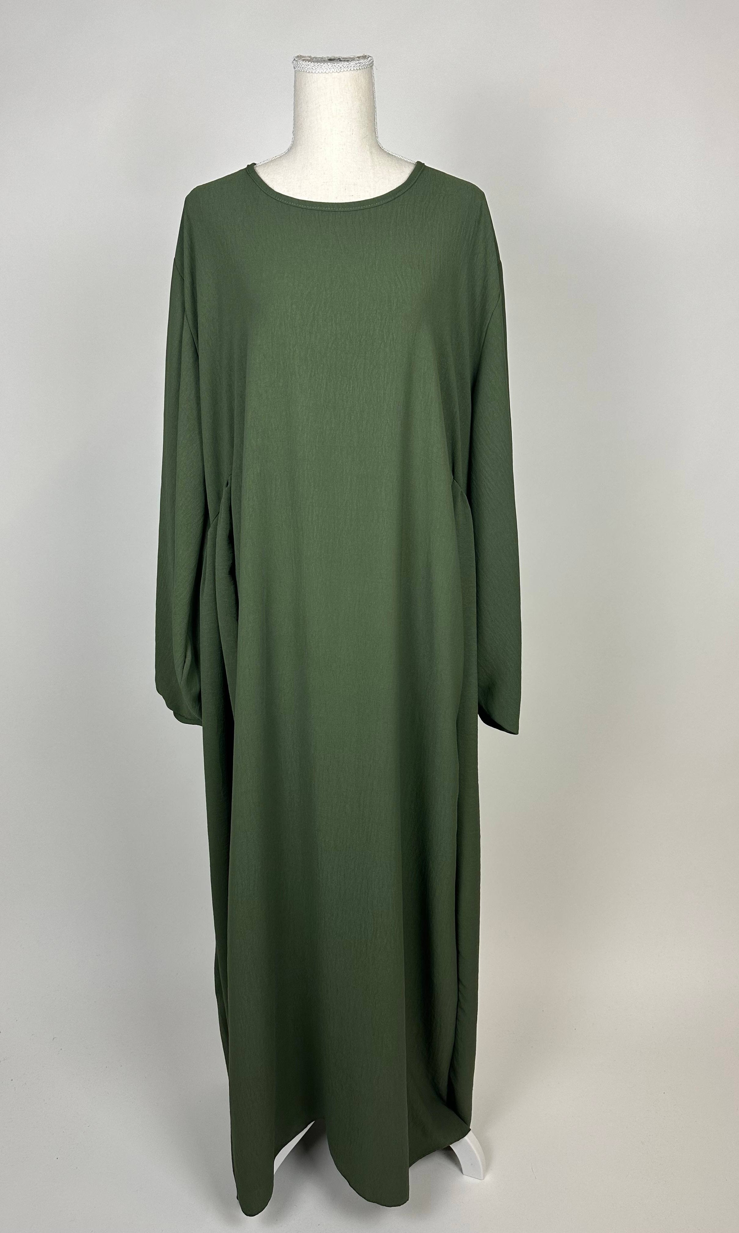 Abaya olivgrün aus Jazzstoff, bodenlang und sehr weit geschnitten, lange Ärmel, Vorderansicht.