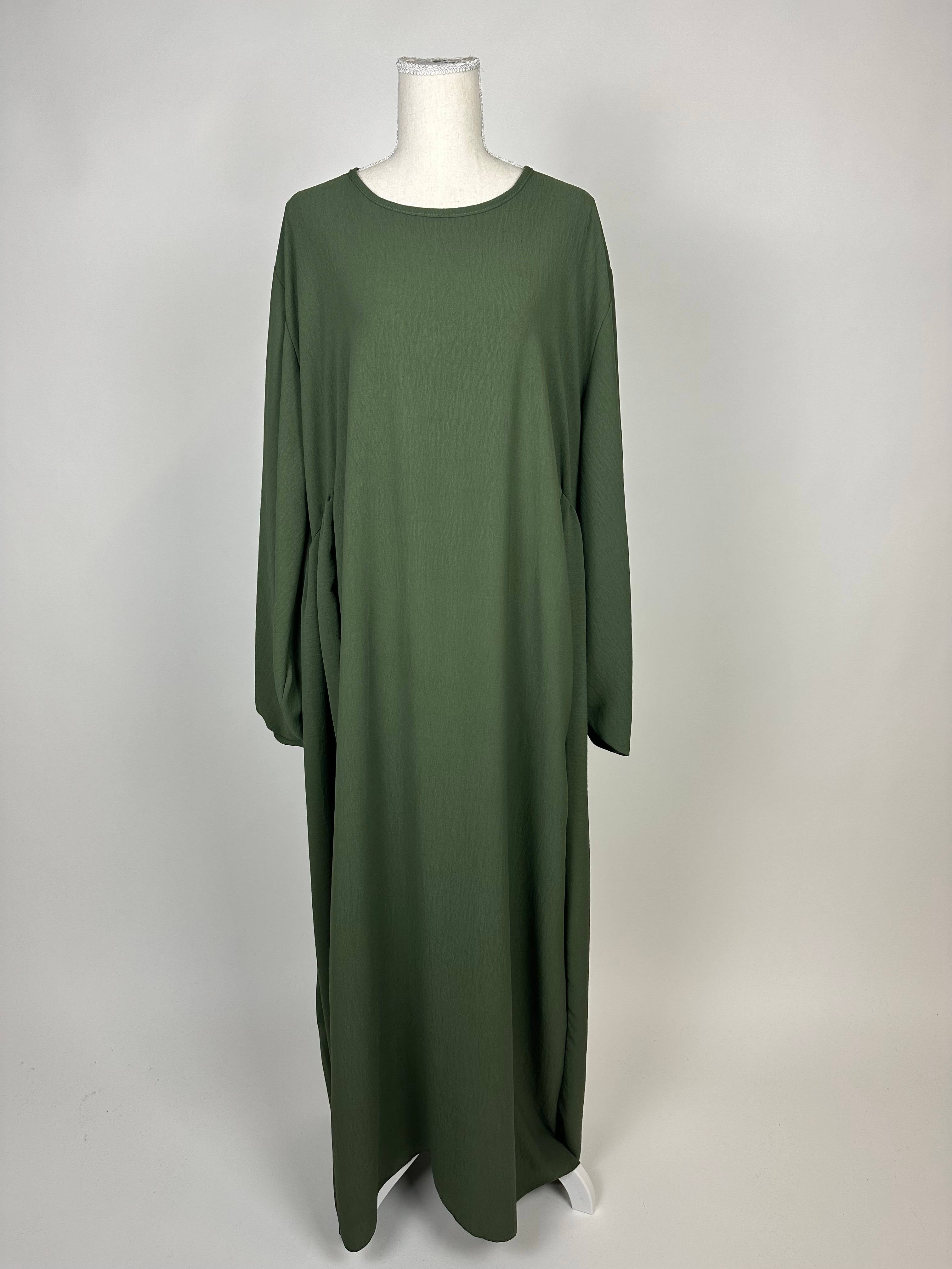 Abaya olivgrün aus Jazzstoff, bodenlang und sehr weit geschnitten, lange Ärmel, Vorderansicht.