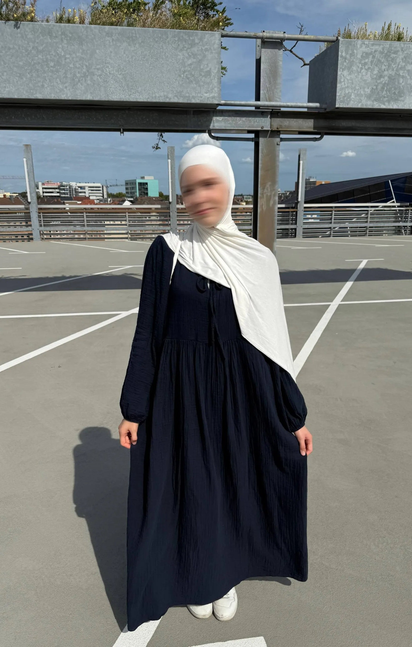 maxikleid aus musselin mit crinkle-struktur, figurumspielender fall