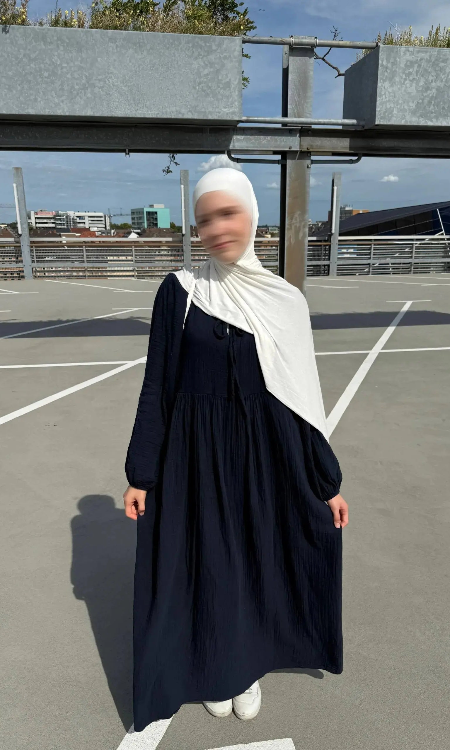 maxikleid aus musselin mit crinkle-struktur, figurumspielender fall