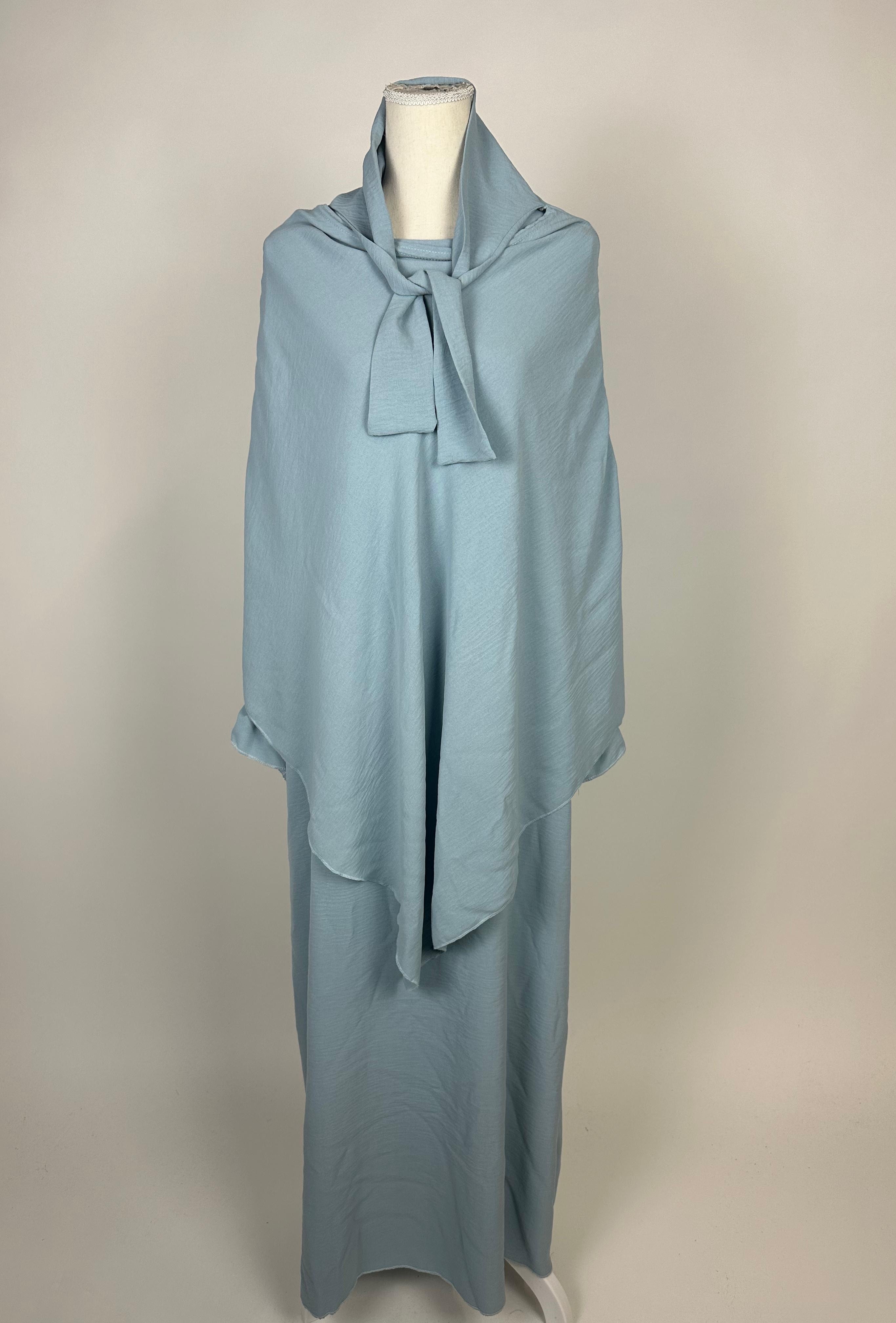 abaya-und-khimar-set hellblau aus jazz-stoff, khimar mit bindeband am hals, frontansicht