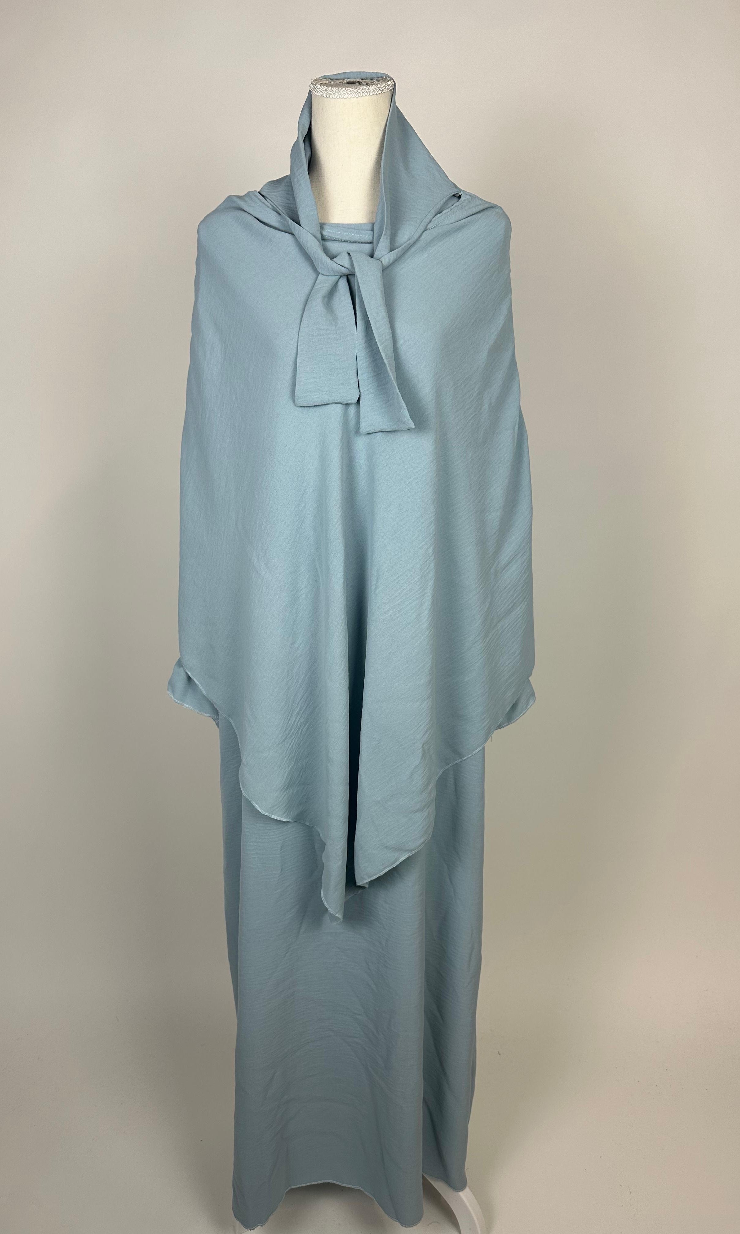 abaya-und-khimar-set hellblau aus jazz-stoff, khimar mit bindeband am hals, frontansicht
