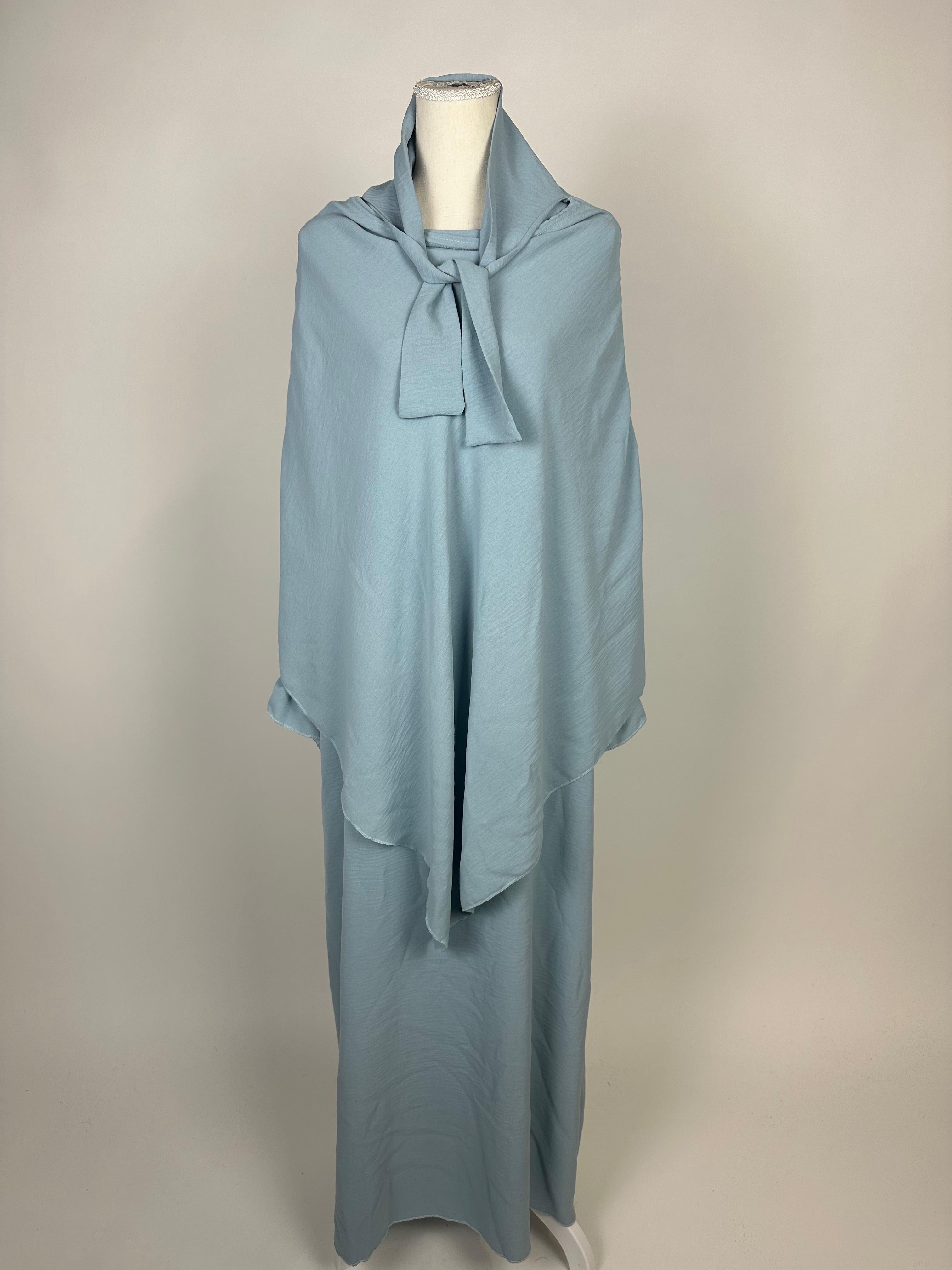 abaya-und-khimar-set hellblau aus jazz-stoff, khimar mit bindeband am hals, frontansicht