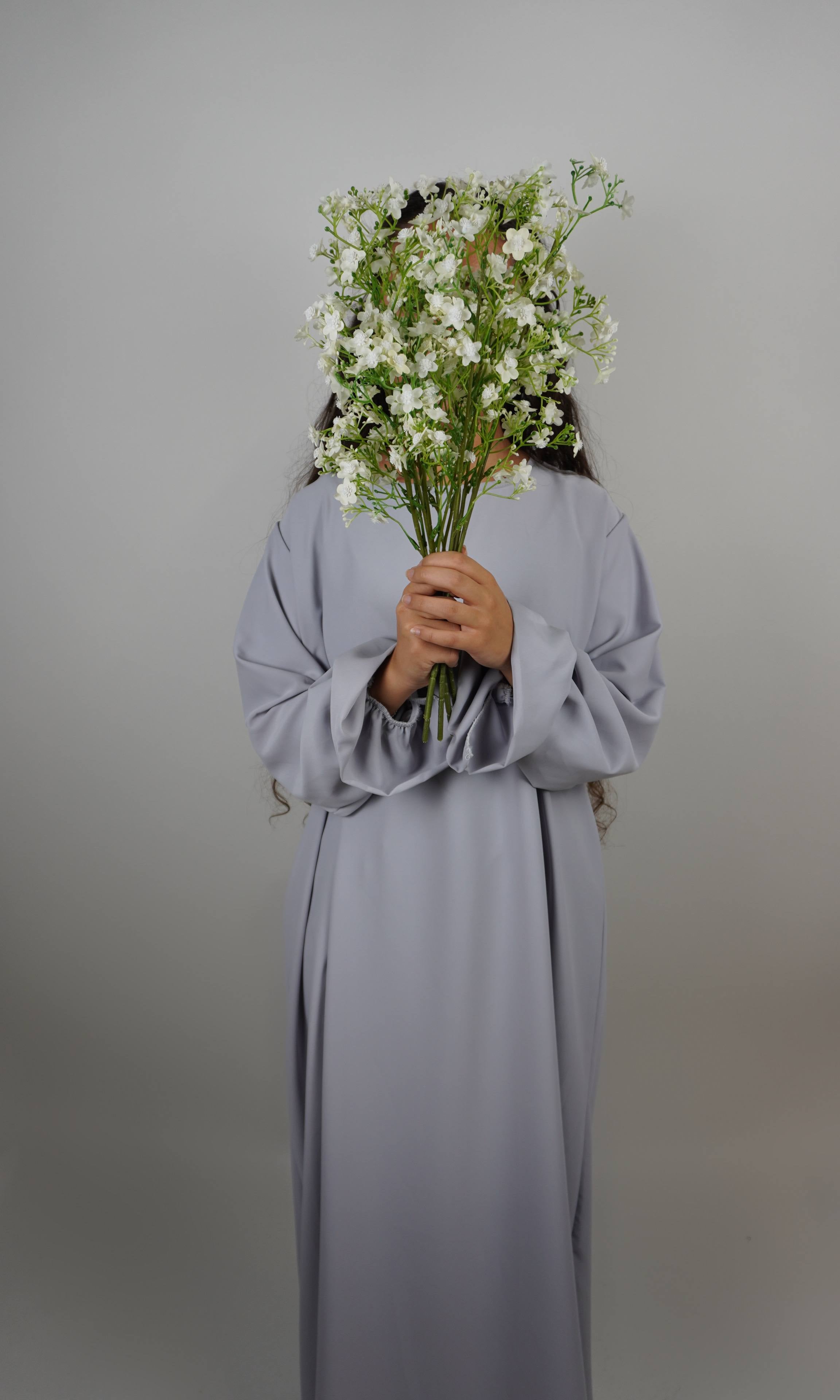 Abaya in hellgrauer Medina-Seide mit Rüschenärmeln, Frontansicht