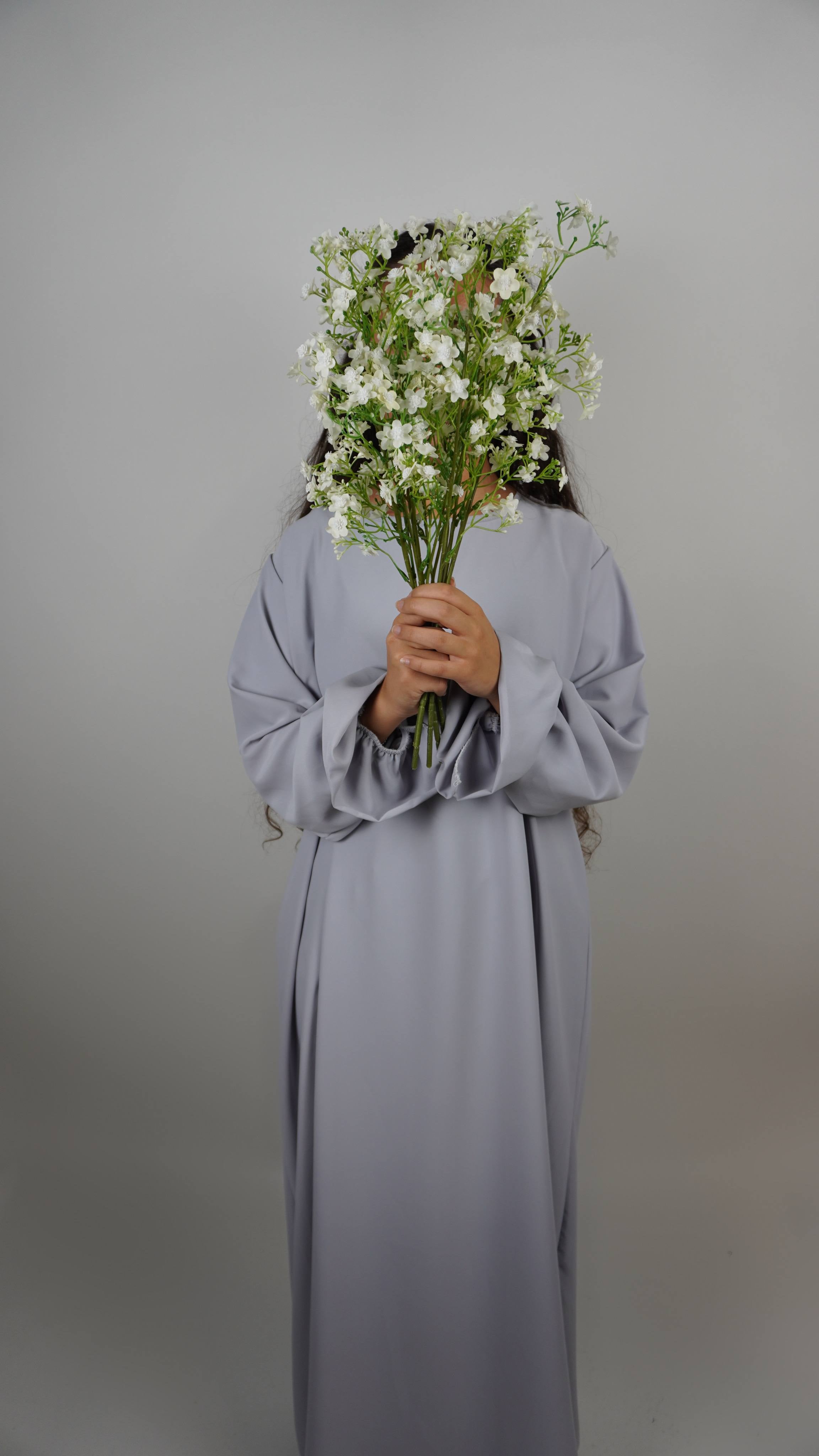 Abaya in hellgrauer Medina-Seide mit Rüschenärmeln, Frontansicht