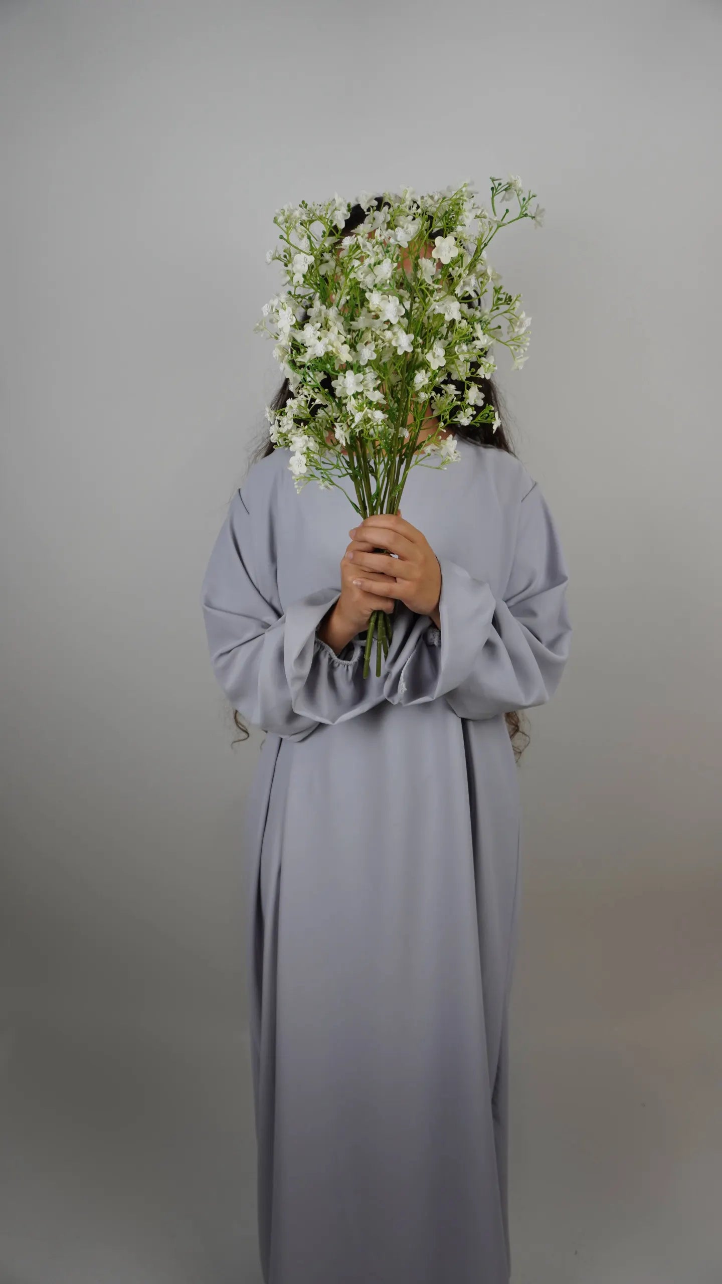 Abaya in hellgrauer Medina-Seide mit Rüschenärmeln, Frontansicht