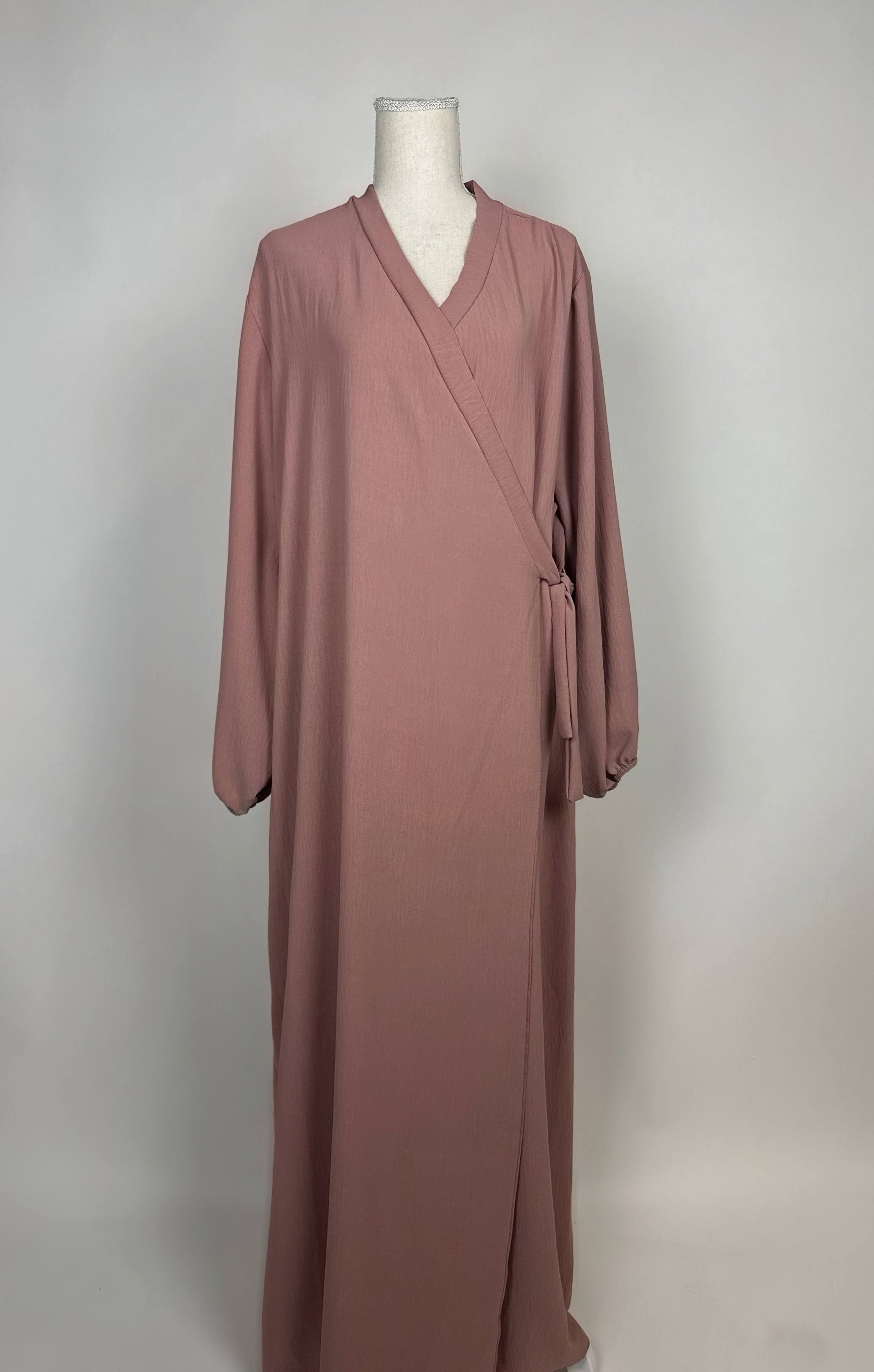 Altrosa Abaya im Wickelstil aus fließendem Stoff mit Ballonärmeln, Modest Hijab Style, Vorderansicht