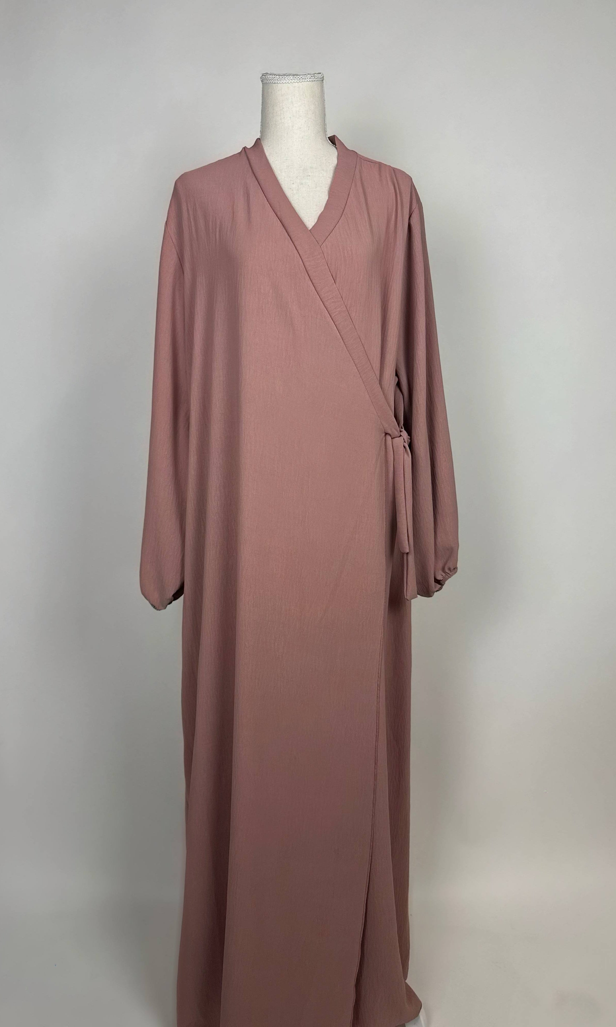 Altrosa Abaya im Wickelstil aus fließendem Stoff mit Ballonärmeln, Modest Hijab Style, Vorderansicht