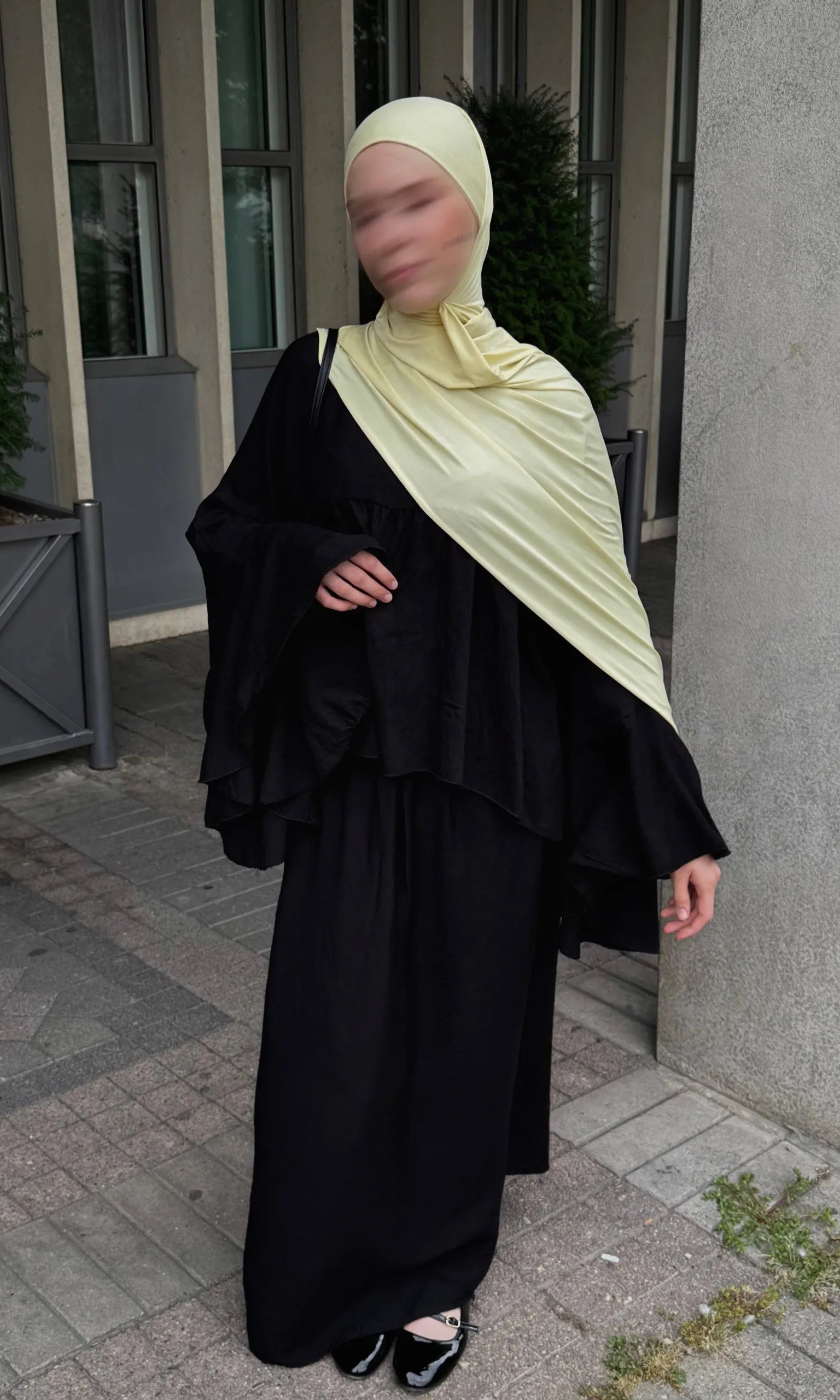 zweiteiler liya schwarz mit lagen-oberteil und weiten trompetenärmeln, maxirock, frontansicht