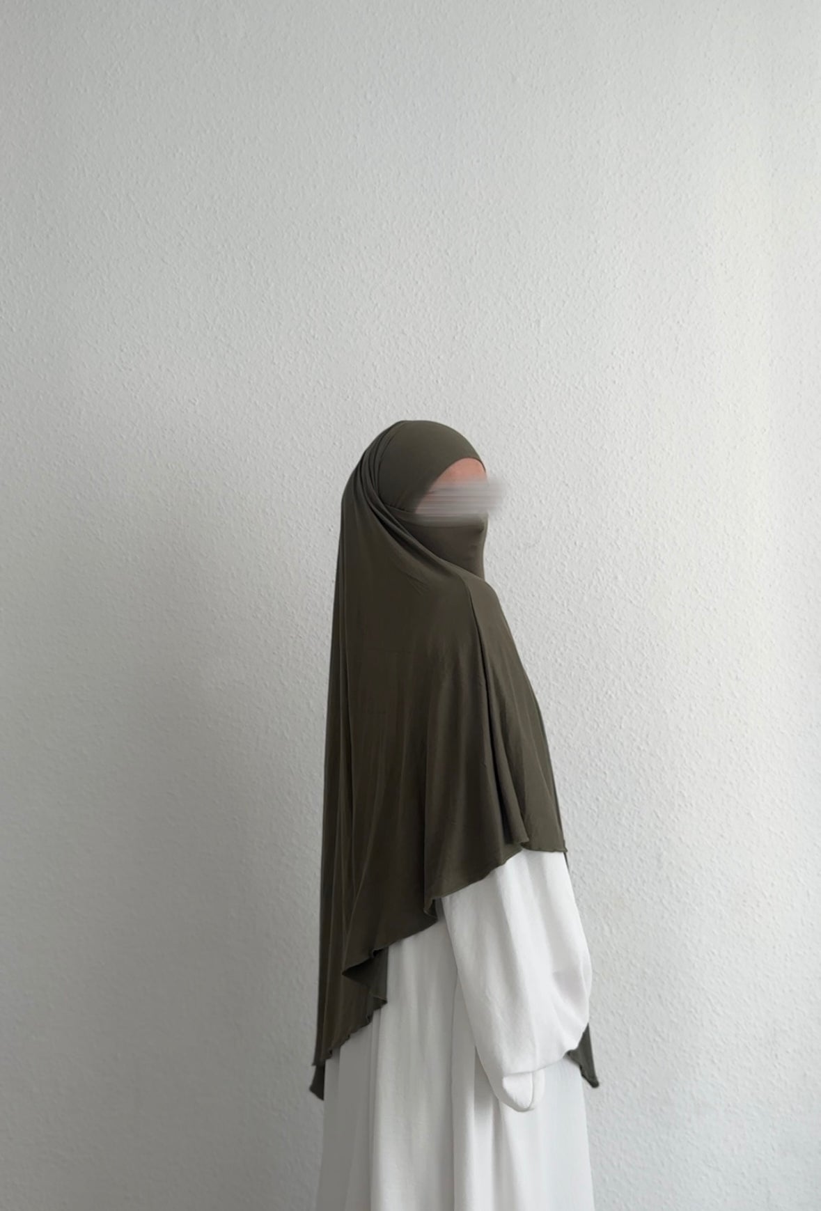 Jersey Khimar in Oliv aus Viskose‑Elastan, seitliche Ansicht, locker über weißem Kleid drapiert.