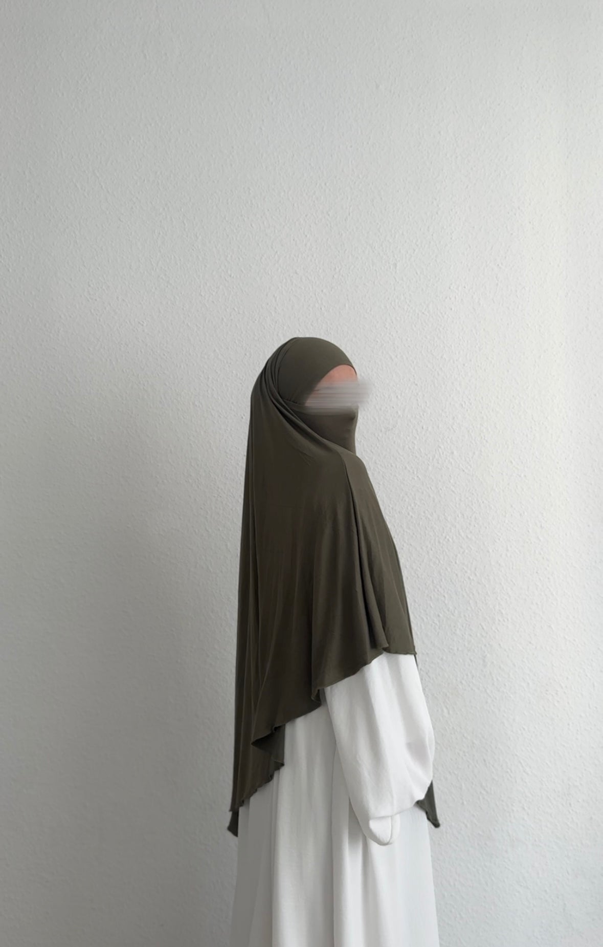 Jersey Khimar in Oliv aus Viskose‑Elastan, seitliche Ansicht, locker über weißem Kleid drapiert.