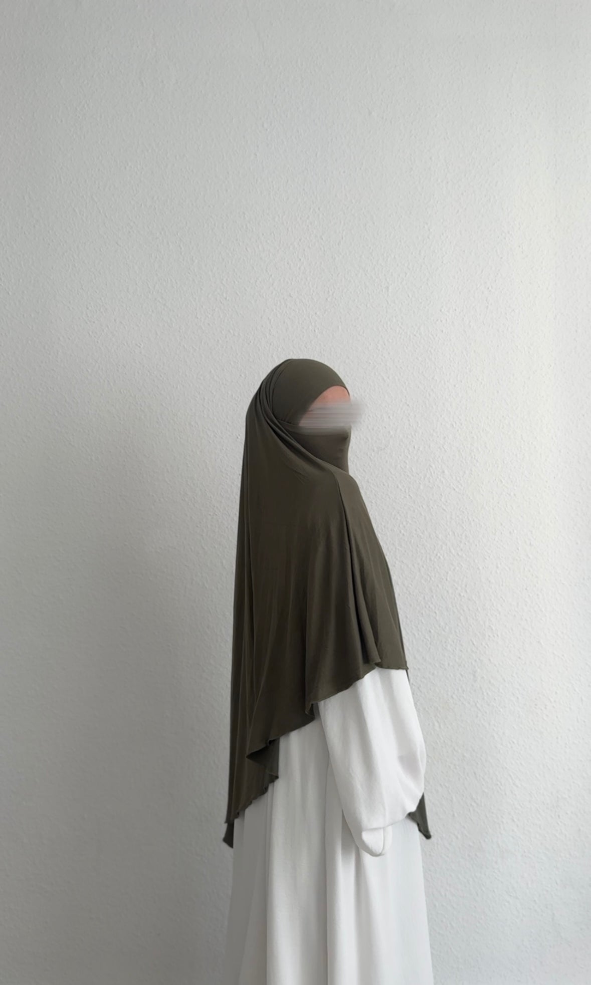 Jersey Khimar in Oliv aus Viskose‑Elastan, seitliche Ansicht, locker über weißem Kleid drapiert.