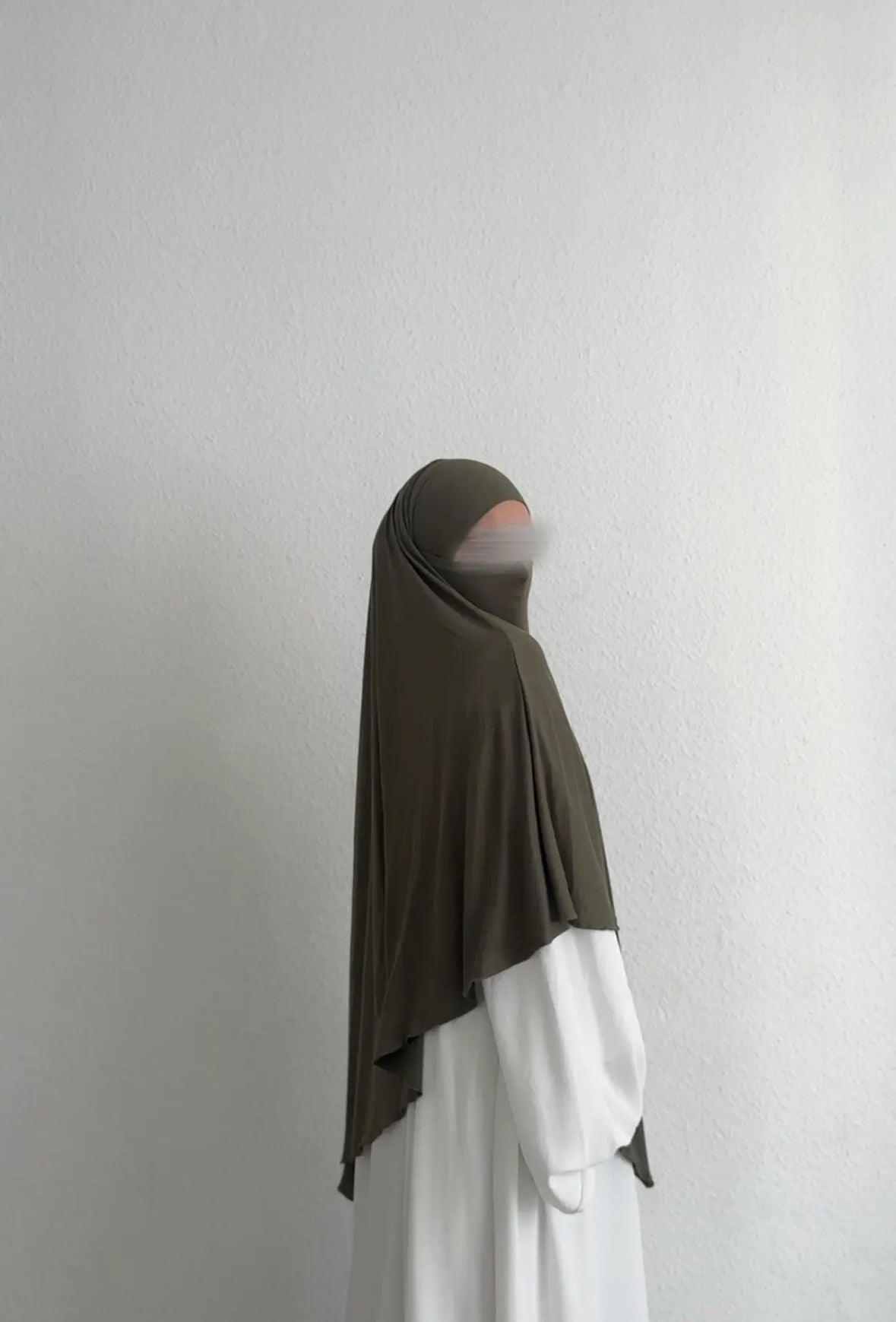 Jersey Khimar in Oliv aus Viskose‑Elastan, seitliche Ansicht, locker über weißem Kleid drapiert.