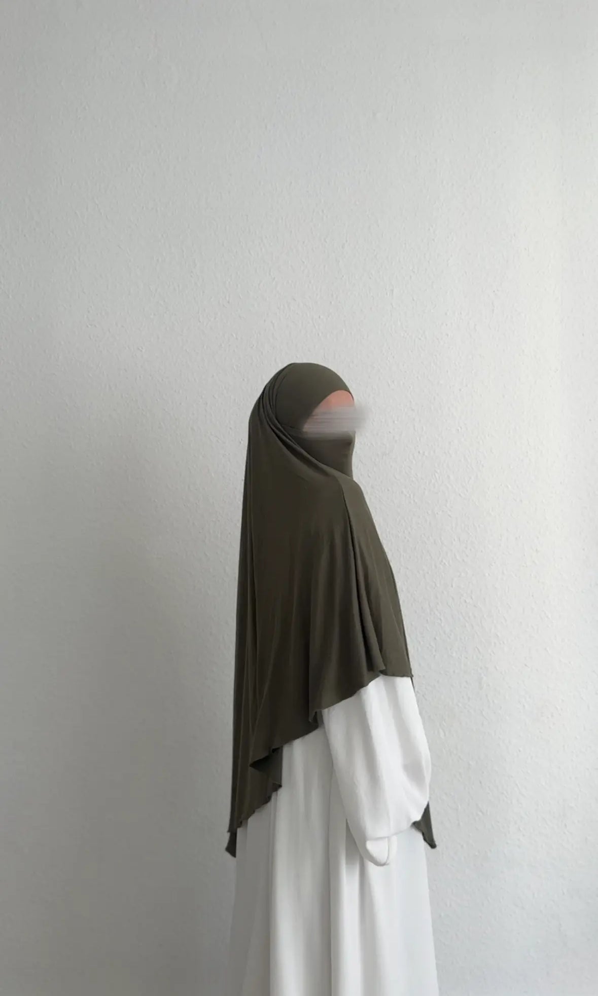 Jersey Khimar in Oliv aus Viskose‑Elastan, seitliche Ansicht, locker über weißem Kleid drapiert.