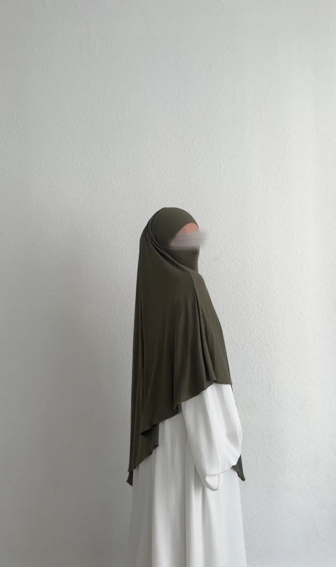 Jersey Khimar in Oliv aus Viskose‑Elastan, seitliche Ansicht, locker über weißem Kleid drapiert.