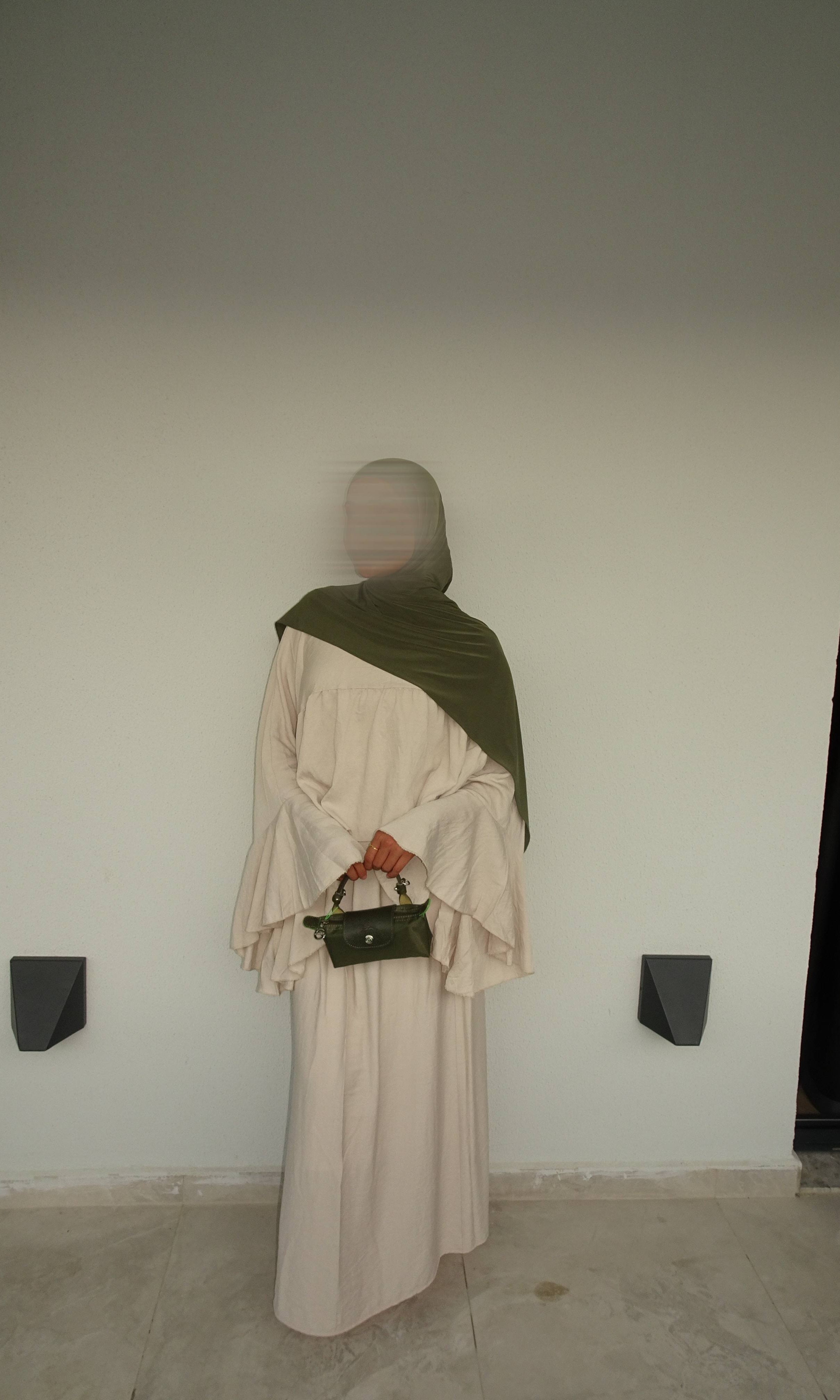 Zweiteiler Liya aus Viskose-Polyester, fließender fall; Oberteil ca. 60 cm, Rock ca. 100 cm, Frontansicht, Größe 34–46