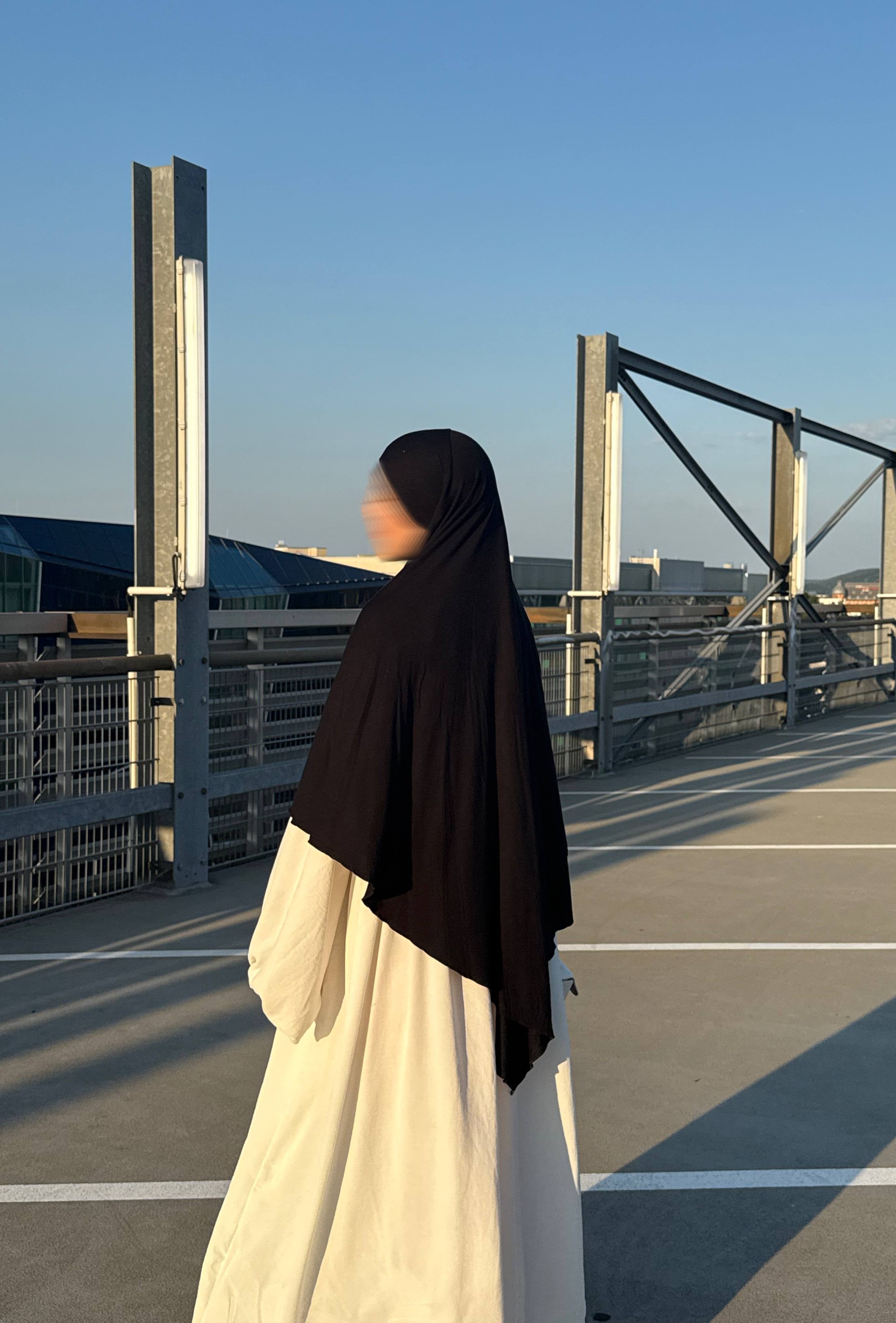 Jersey Khimar in schwarz aus Viskose und Elastan, Rückenansicht mit leichter Seitenperspektive.