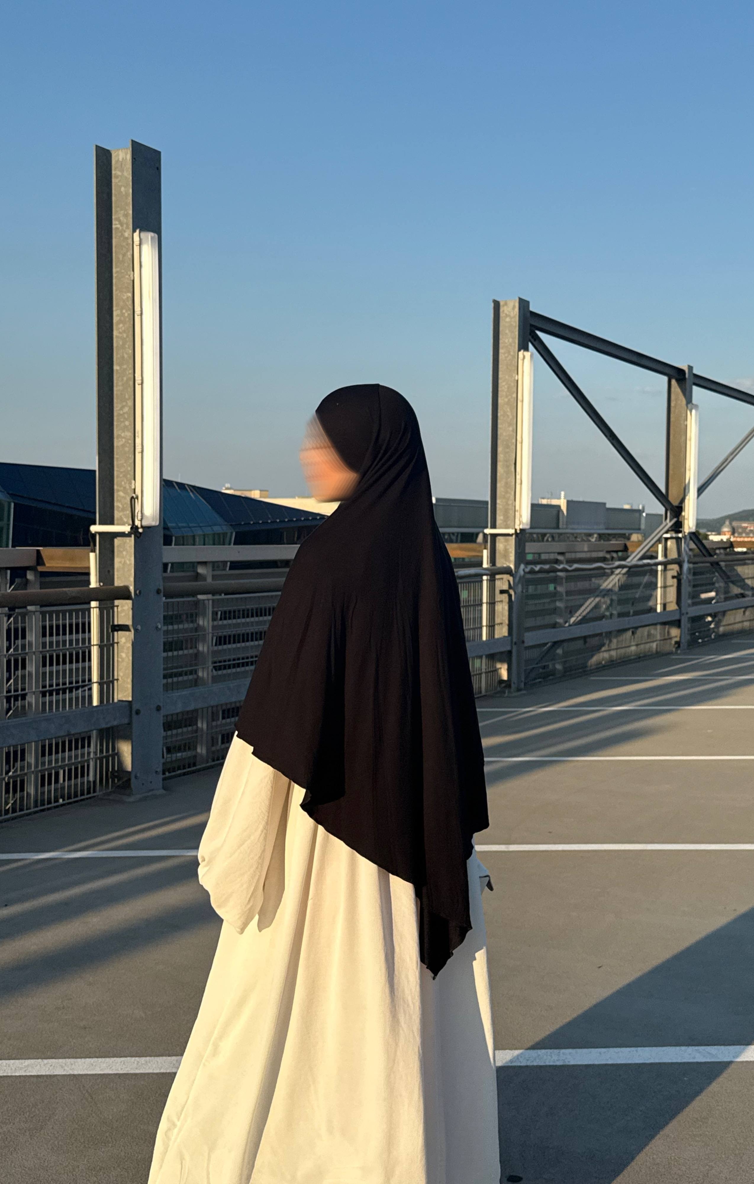 Jersey Khimar in schwarz aus Viskose und Elastan, Rückenansicht mit leichter Seitenperspektive.