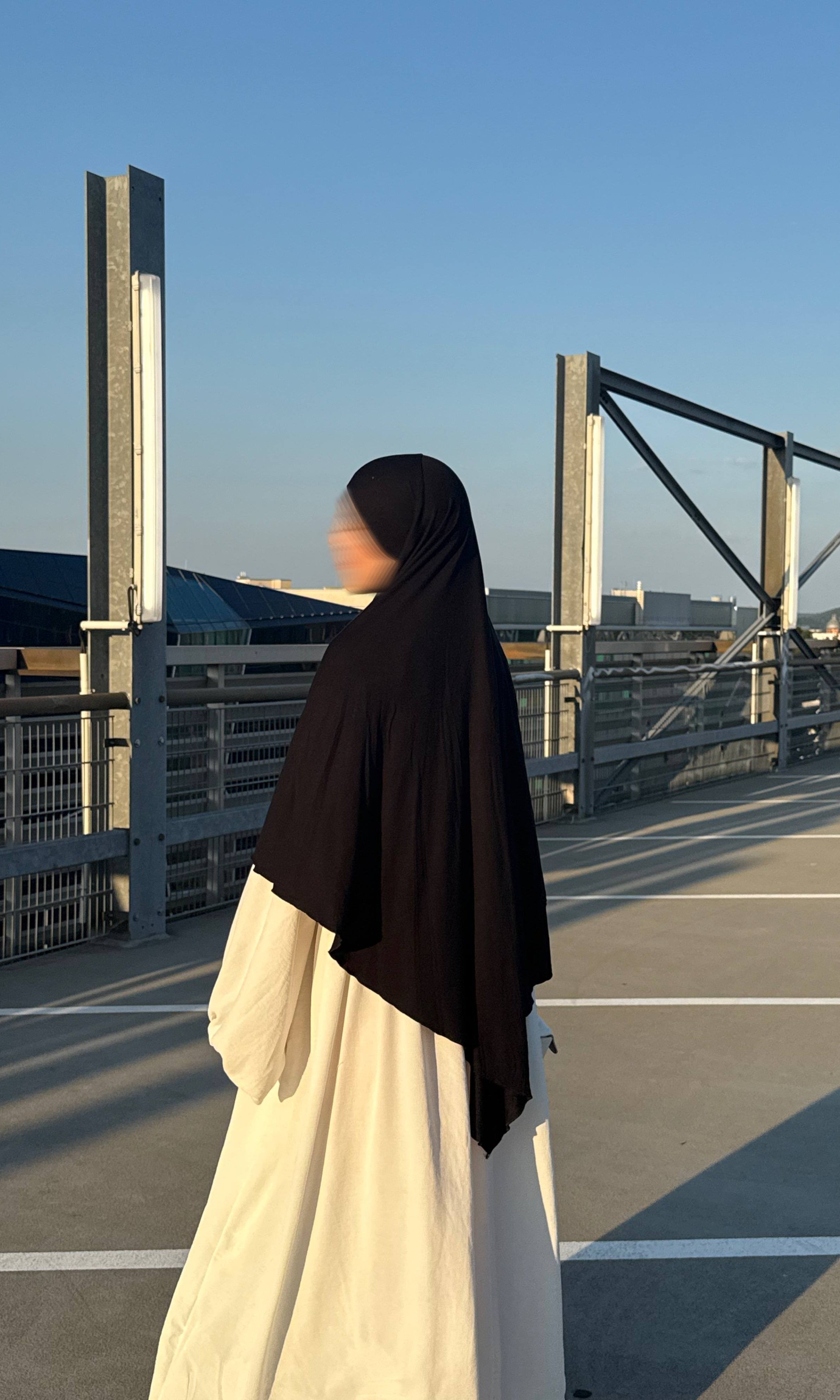 Jersey Khimar in schwarz aus Viskose und Elastan, Rückenansicht mit leichter Seitenperspektive.