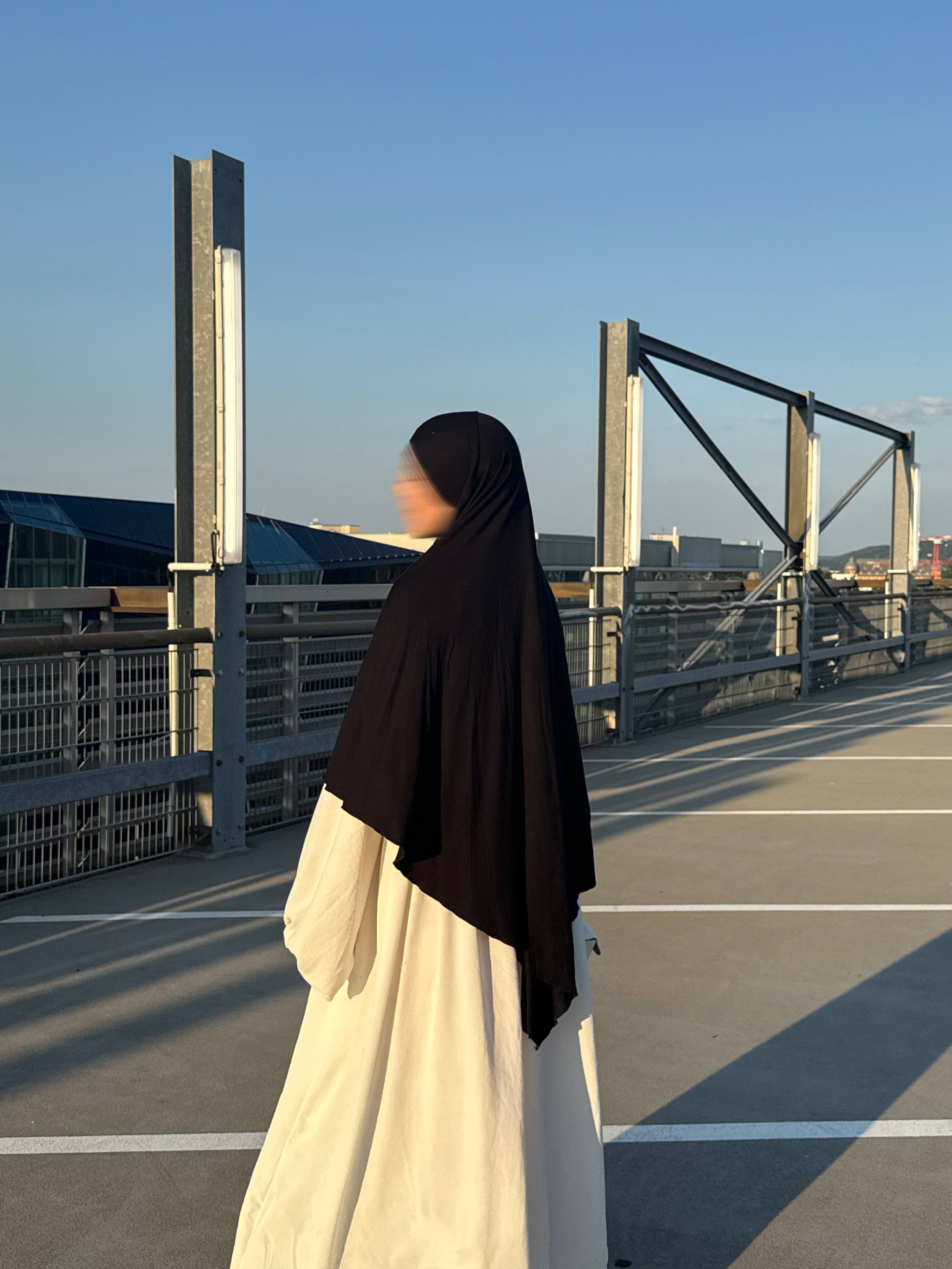 Jersey Khimar in schwarz aus Viskose und Elastan, Rückenansicht mit leichter Seitenperspektive.