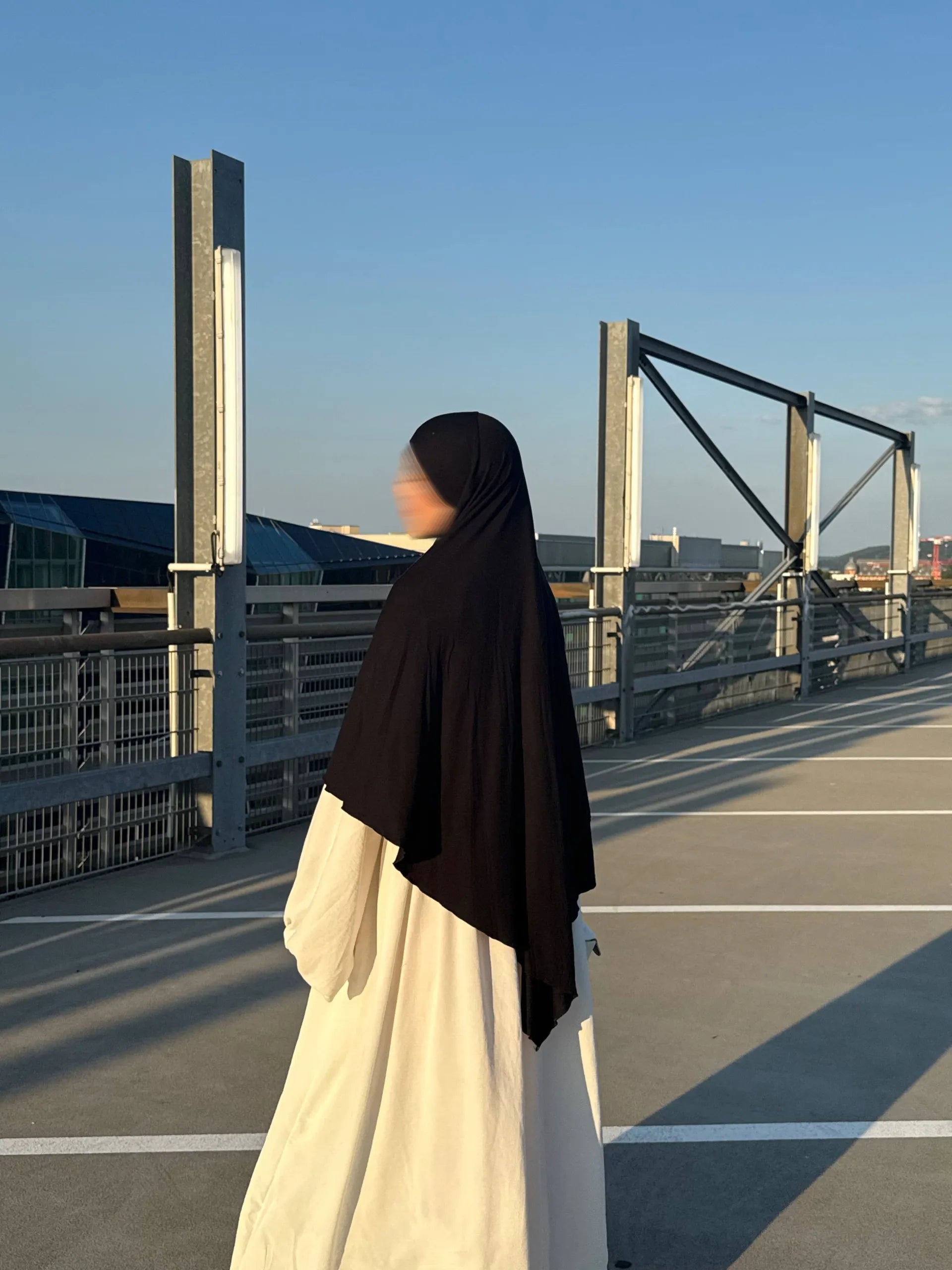 Jersey Khimar in schwarz aus Viskose und Elastan, Rückenansicht mit leichter Seitenperspektive.
