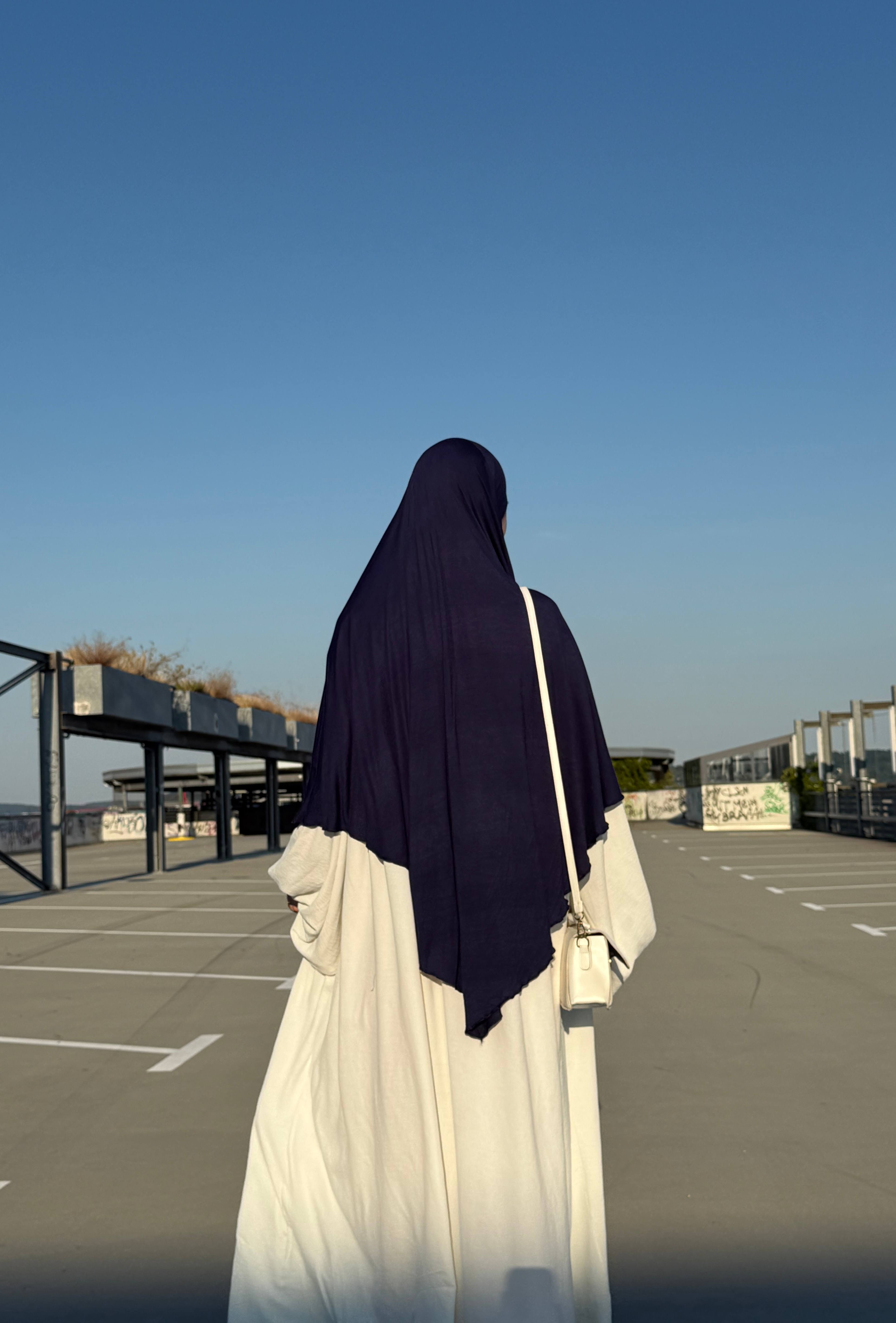 Jersey Khimar in Dunkelblau aus Viskose-Elastan, Rückenansicht einer stehenden Person.