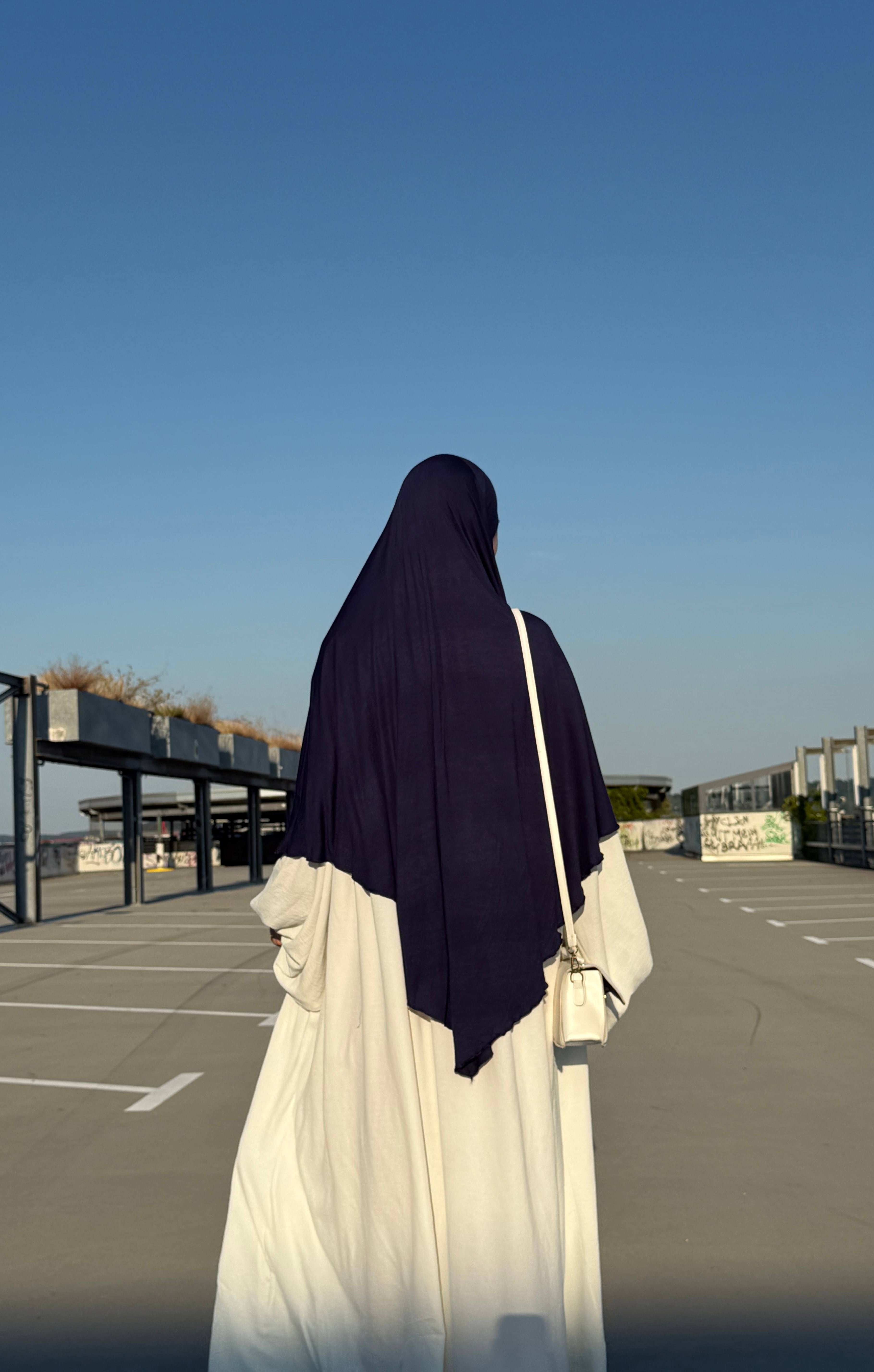 Jersey Khimar in Dunkelblau aus Viskose-Elastan, Rückenansicht einer stehenden Person.