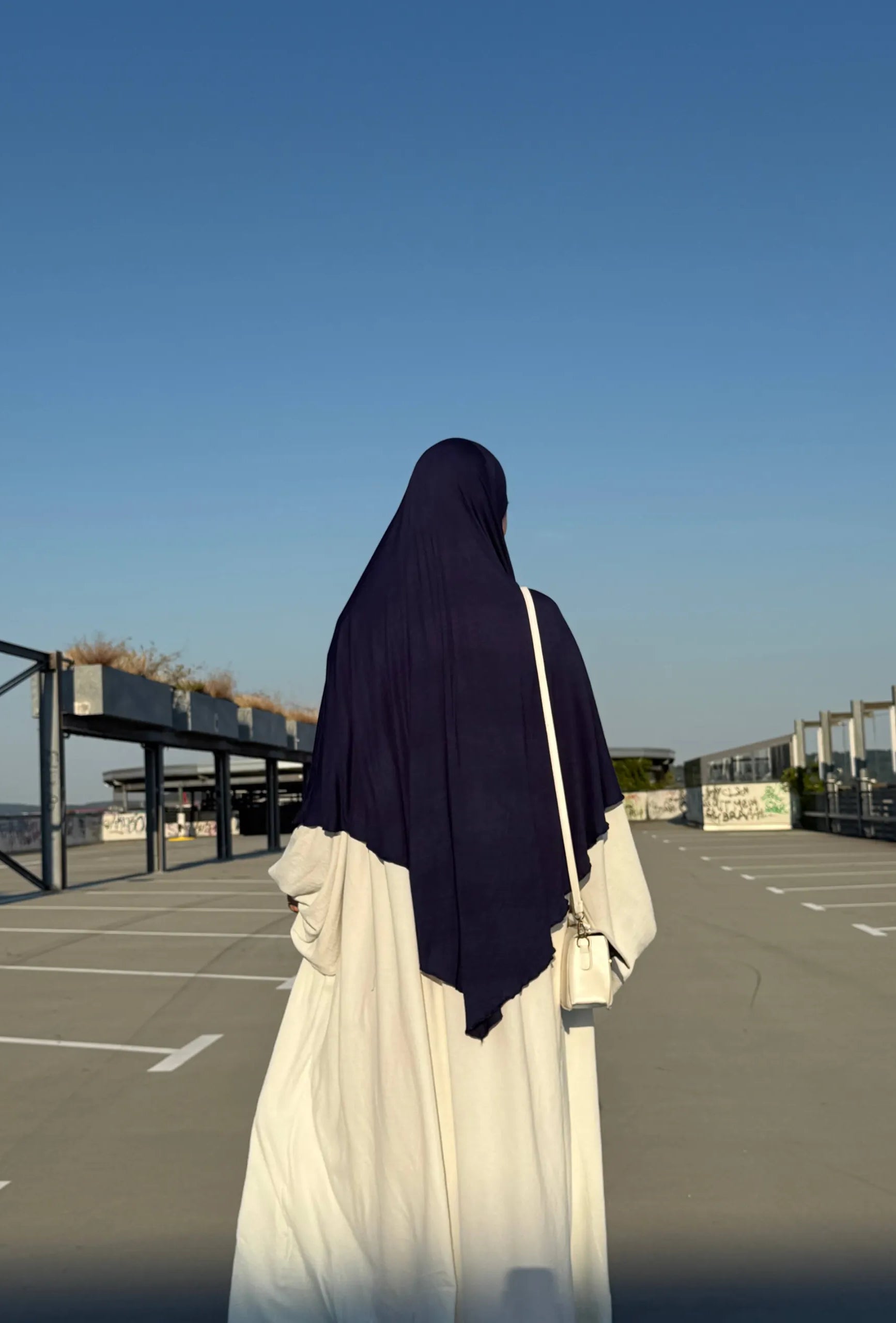 Jersey Khimar in Dunkelblau aus Viskose-Elastan, Rückenansicht einer stehenden Person.