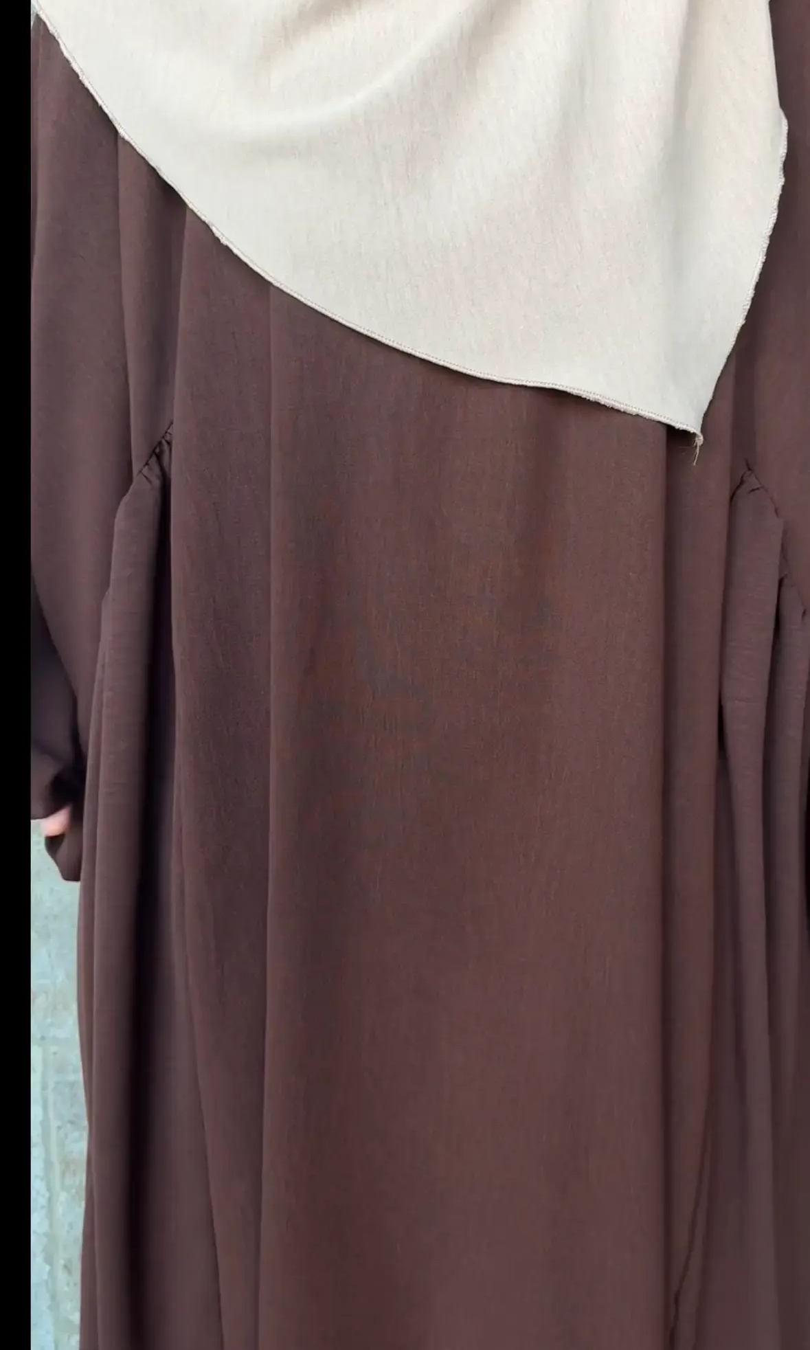 Schokobraune Abaya aus Jazzstoff mit einzelner Rückennaht und seitlichen Falten, Rückendetail